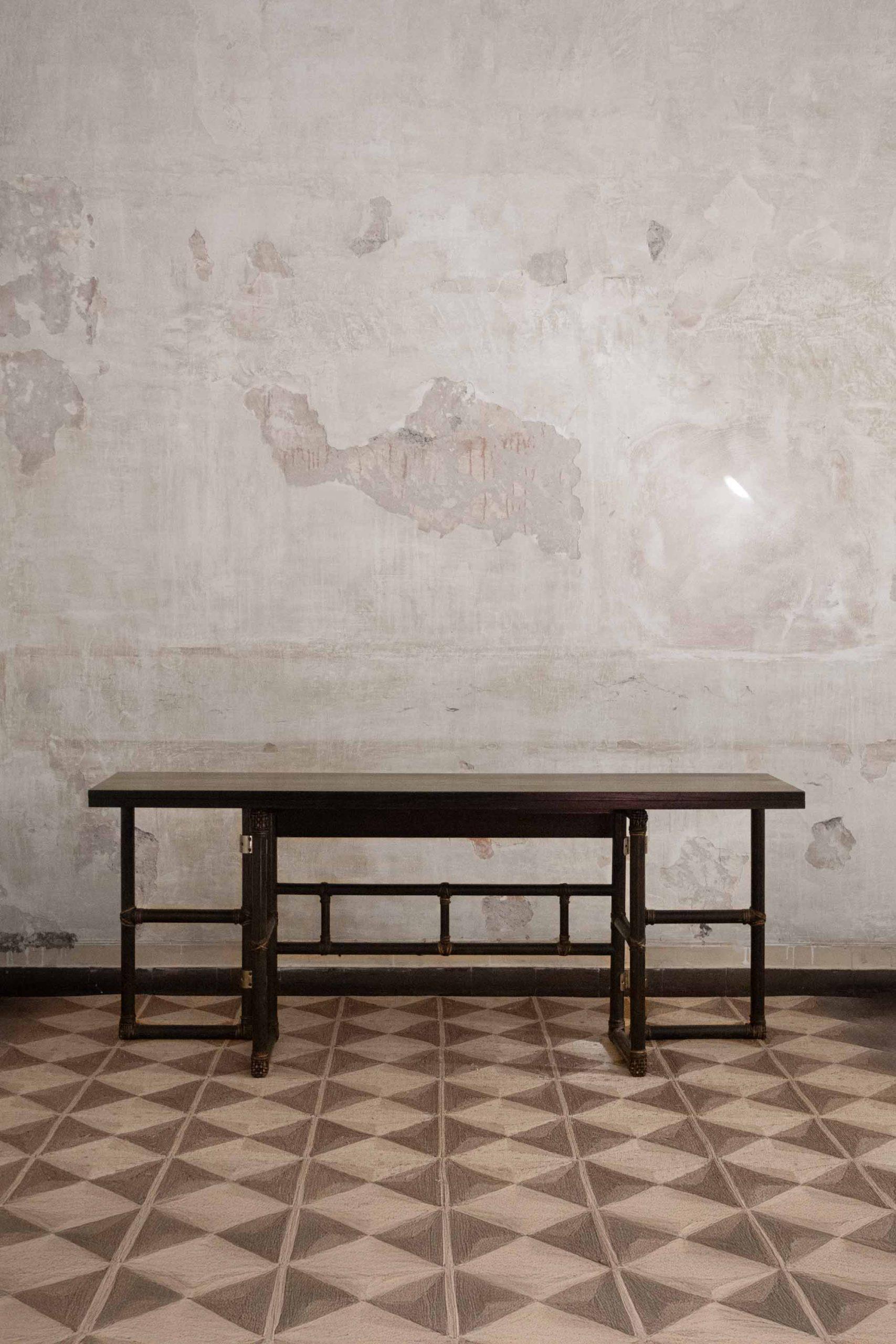 Tavolo consolle rettangolare di Lyda Levi per Mcguire - Anni '70
Dettagli del prodotto
Realizzato in bambù con rilegature in pelle e piano in legno.
Dimensioni con il piano aperto: 183 W x 73 H x 90 D cm.
Dimensioni con il piano chiuso: 183 L x 75 H