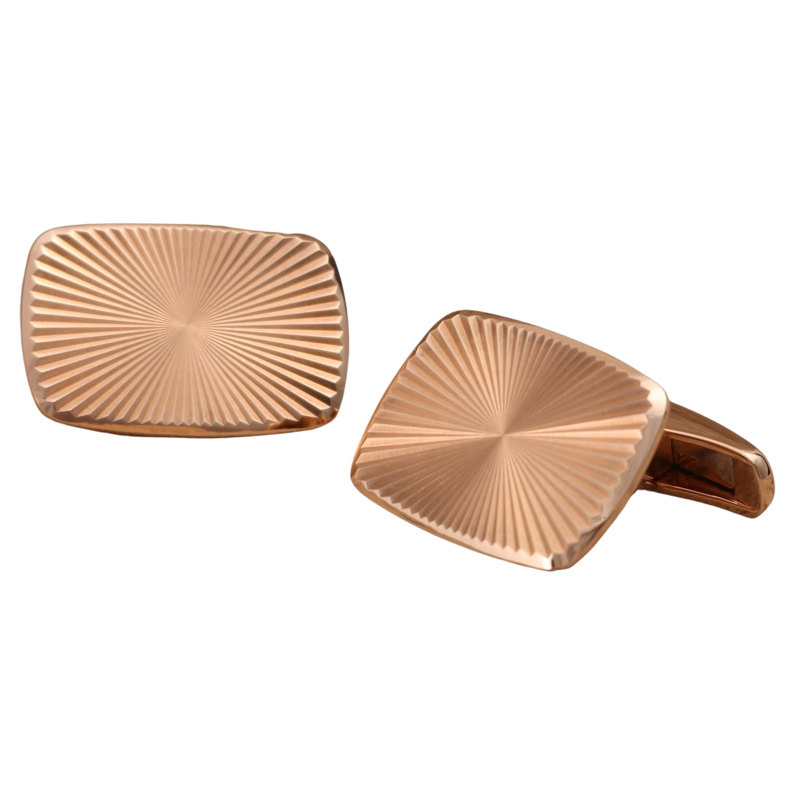Boutons de manchette rectangulaires Victor Mayer, Collection Dorian, or rose 18 carats, guilloché en étoile

A propos du créateur Victor Mayer
Victor Mayer est internationalement reconnu pour ses designs élégants et intemporels et son expertise