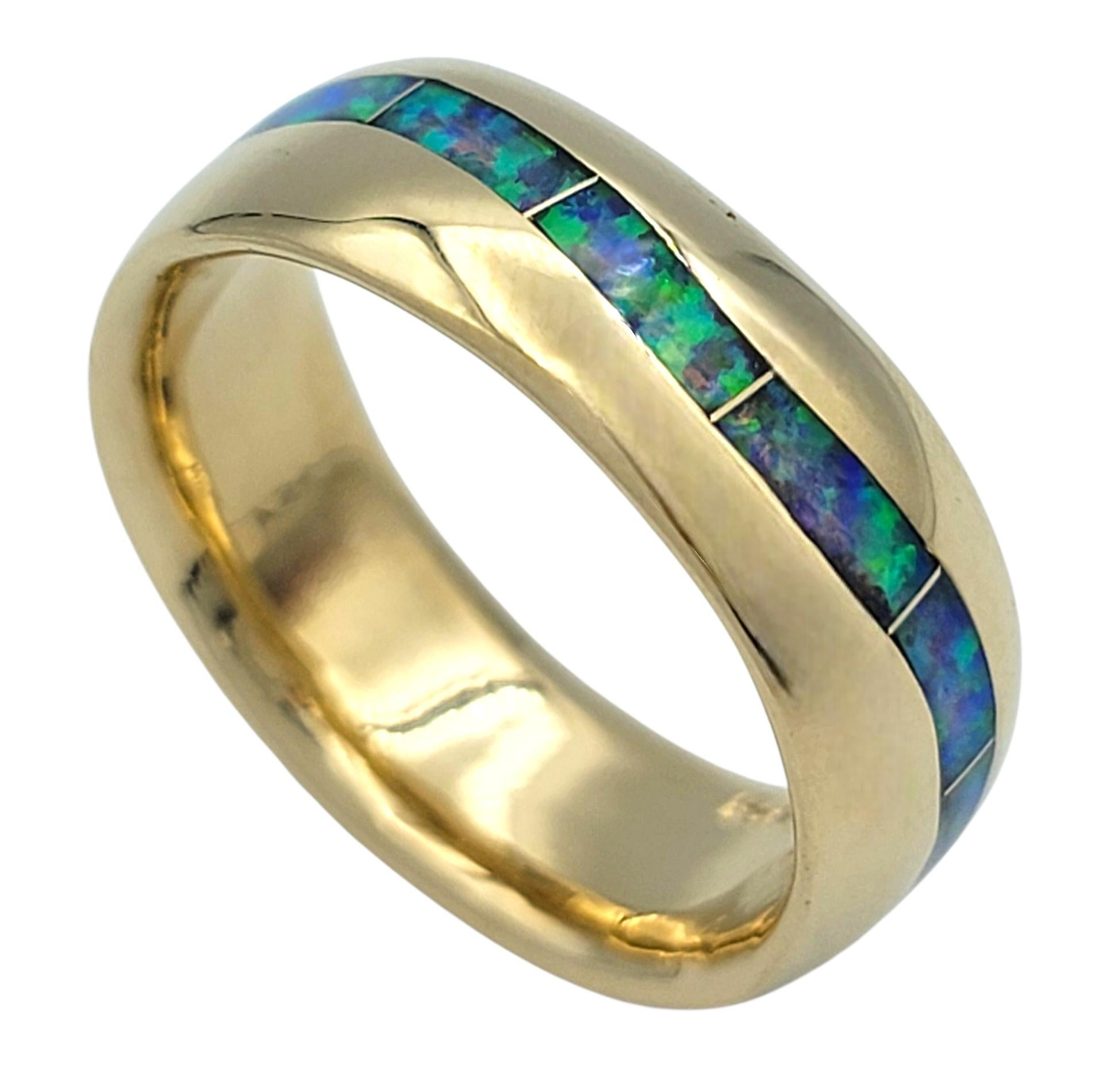 Tamaño del anillo: 9,5

Esta banda de eternidad de ópalo ofrece un cautivador despliegue de color y artesanía. Una incrustación sin fisuras de ópalos rectangulares de talla curva envuelve toda la banda, con sus luminosos matices que cambian entre