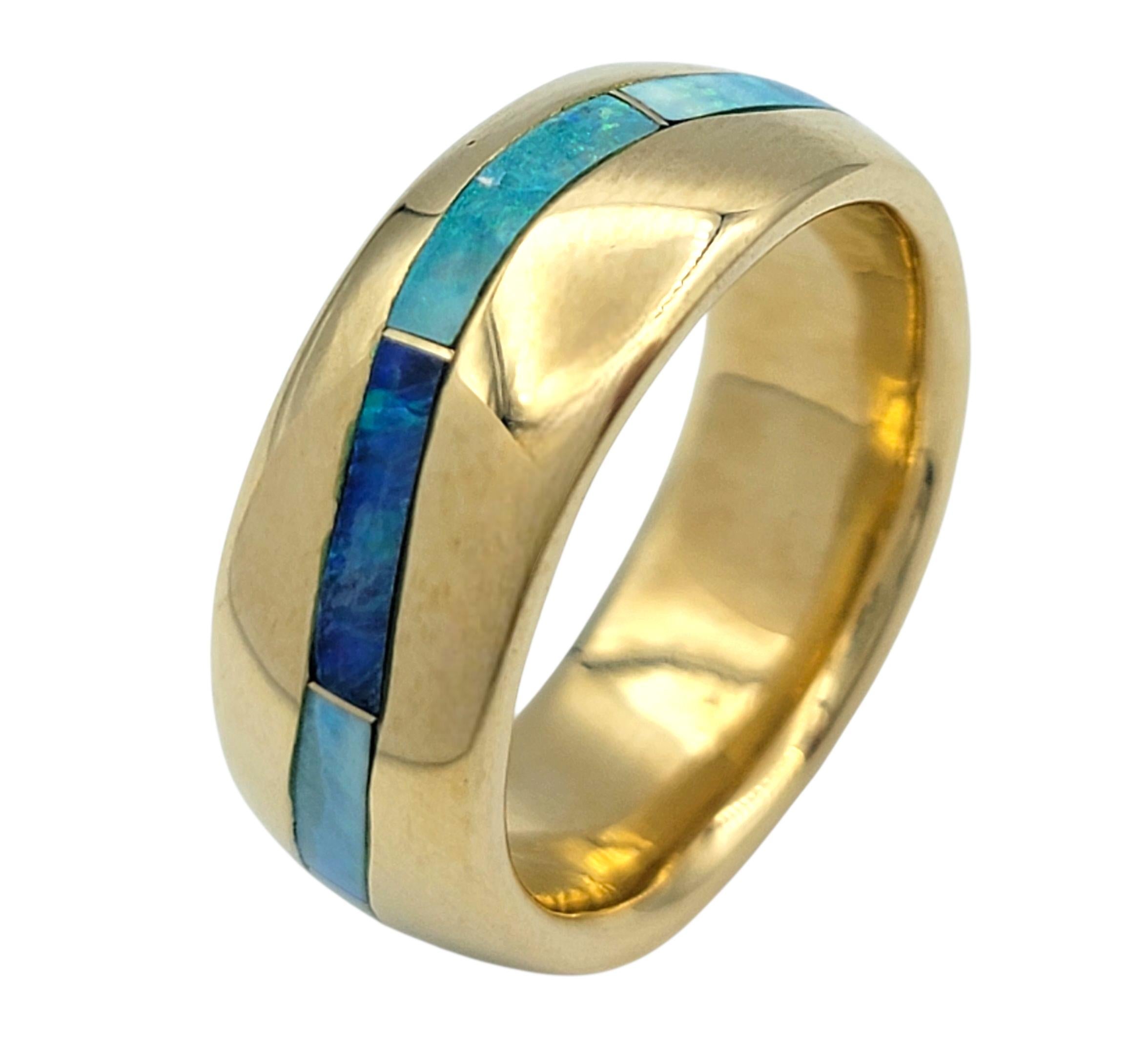 Taille de l'anneau : 6.25

Cette bague de créateur moderne met en valeur une superbe opale aux teintes changeantes de bleu, de rose, de violet et de vert tendre. La forme unique de l'opale et son jeu de couleurs captivant sont magnifiquement mis en