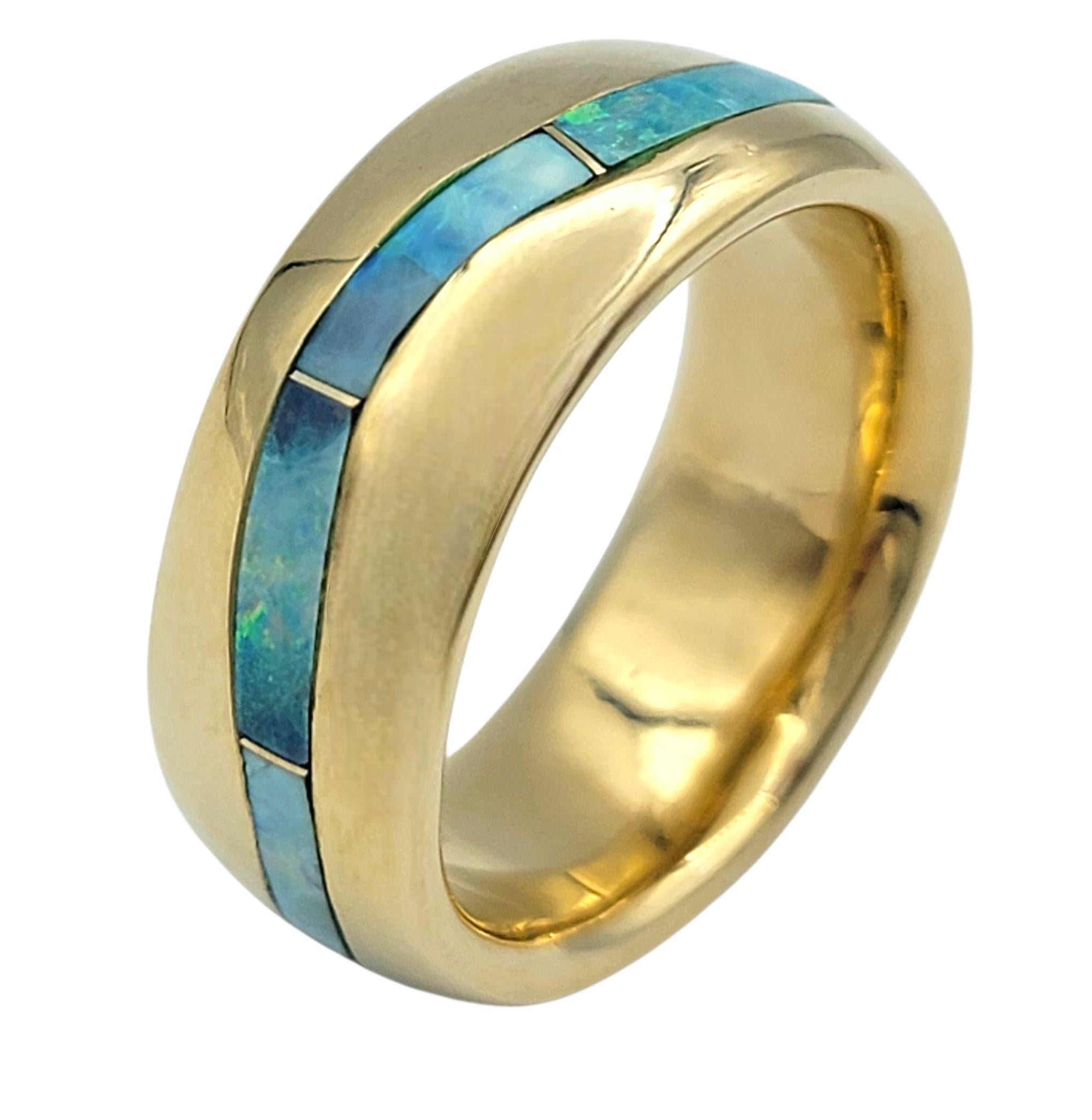 Contemporain Bague d'éternité en or jaune 14 carats avec incrustation d'opale rectangulaire et incurvée en vente