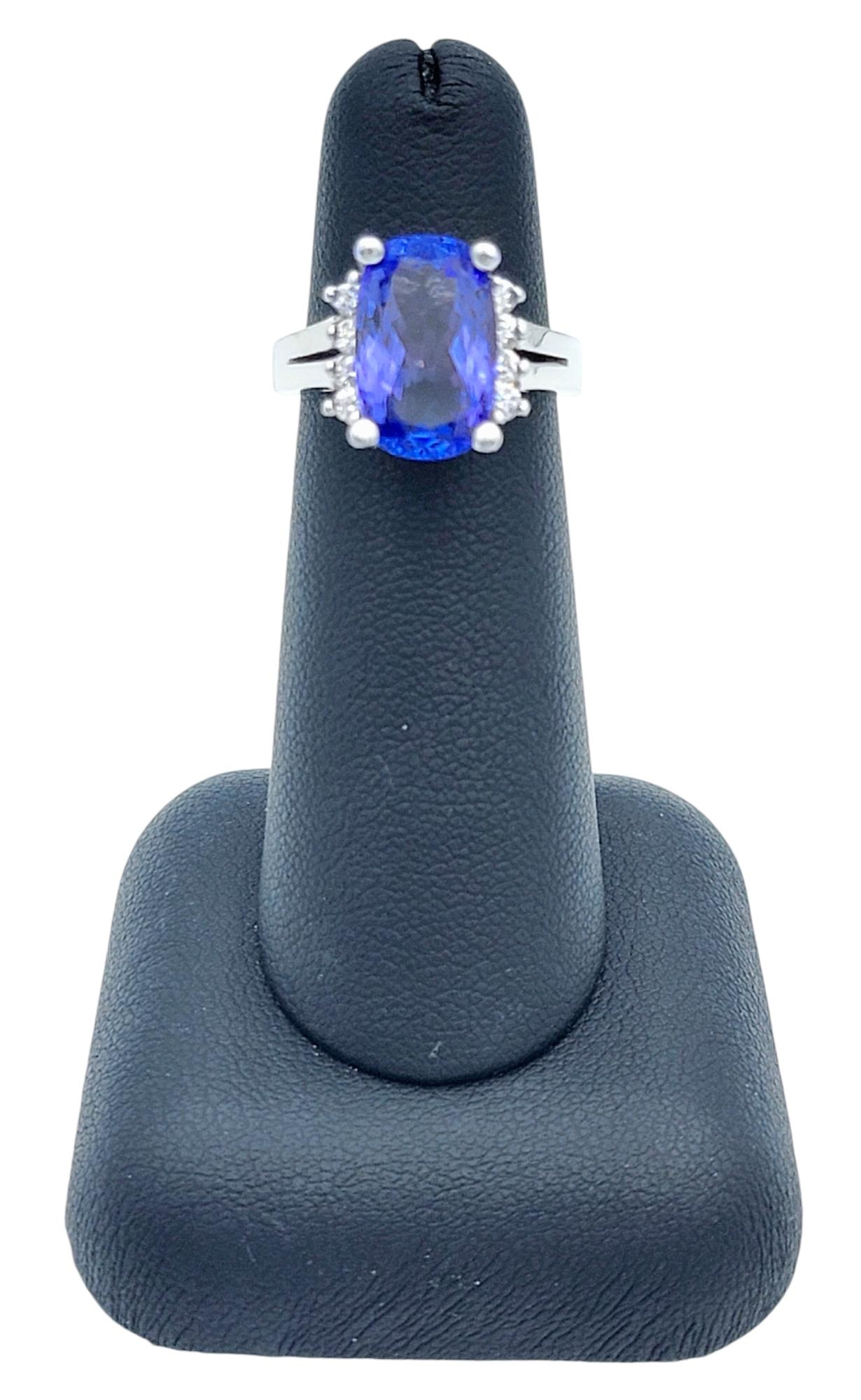 Anello rettangolare con tanzanite taglio cuscino e diamanti incastonati in oro bianco 14 carati in vendita 4