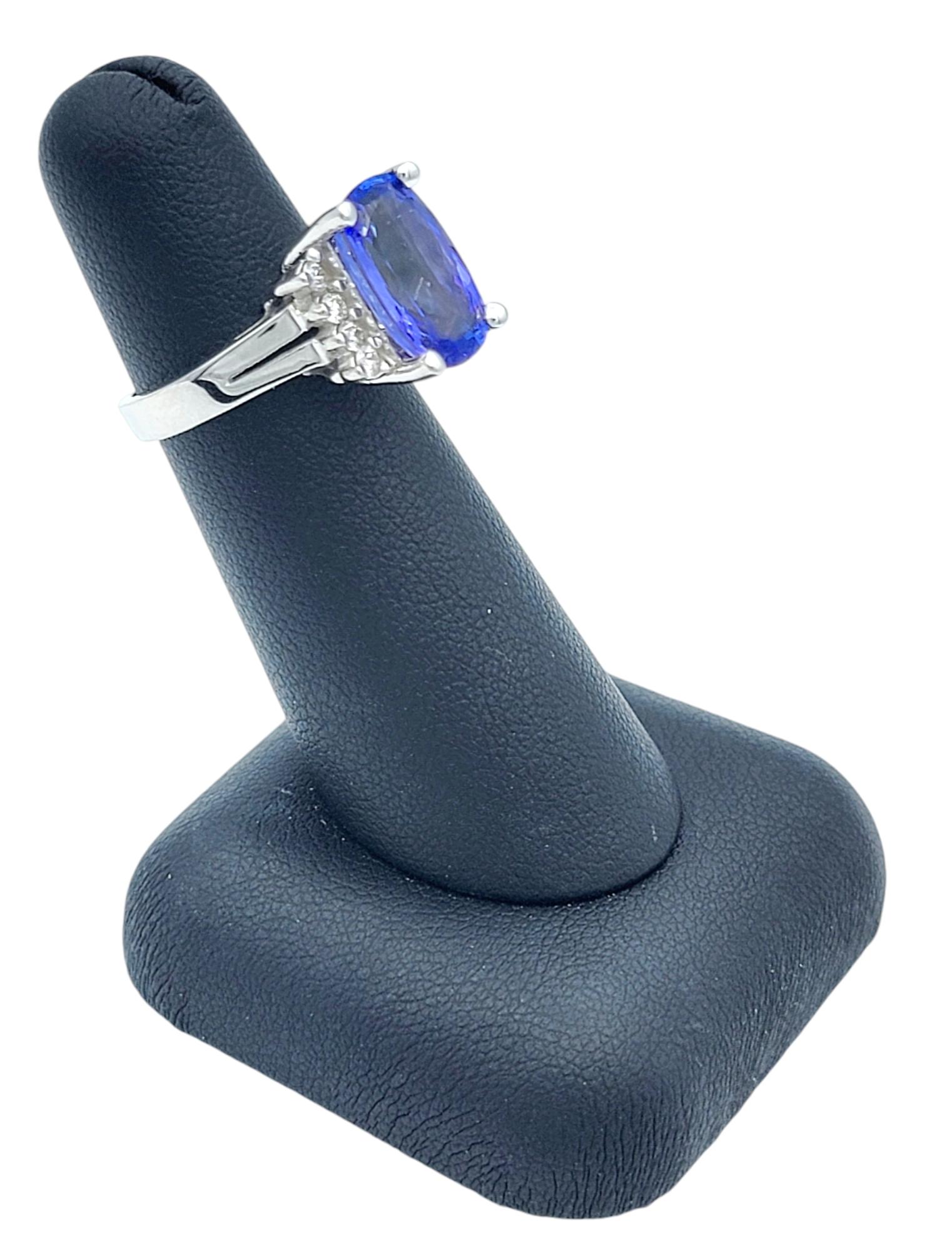 Anello rettangolare con tanzanite taglio cuscino e diamanti incastonati in oro bianco 14 carati in vendita 5