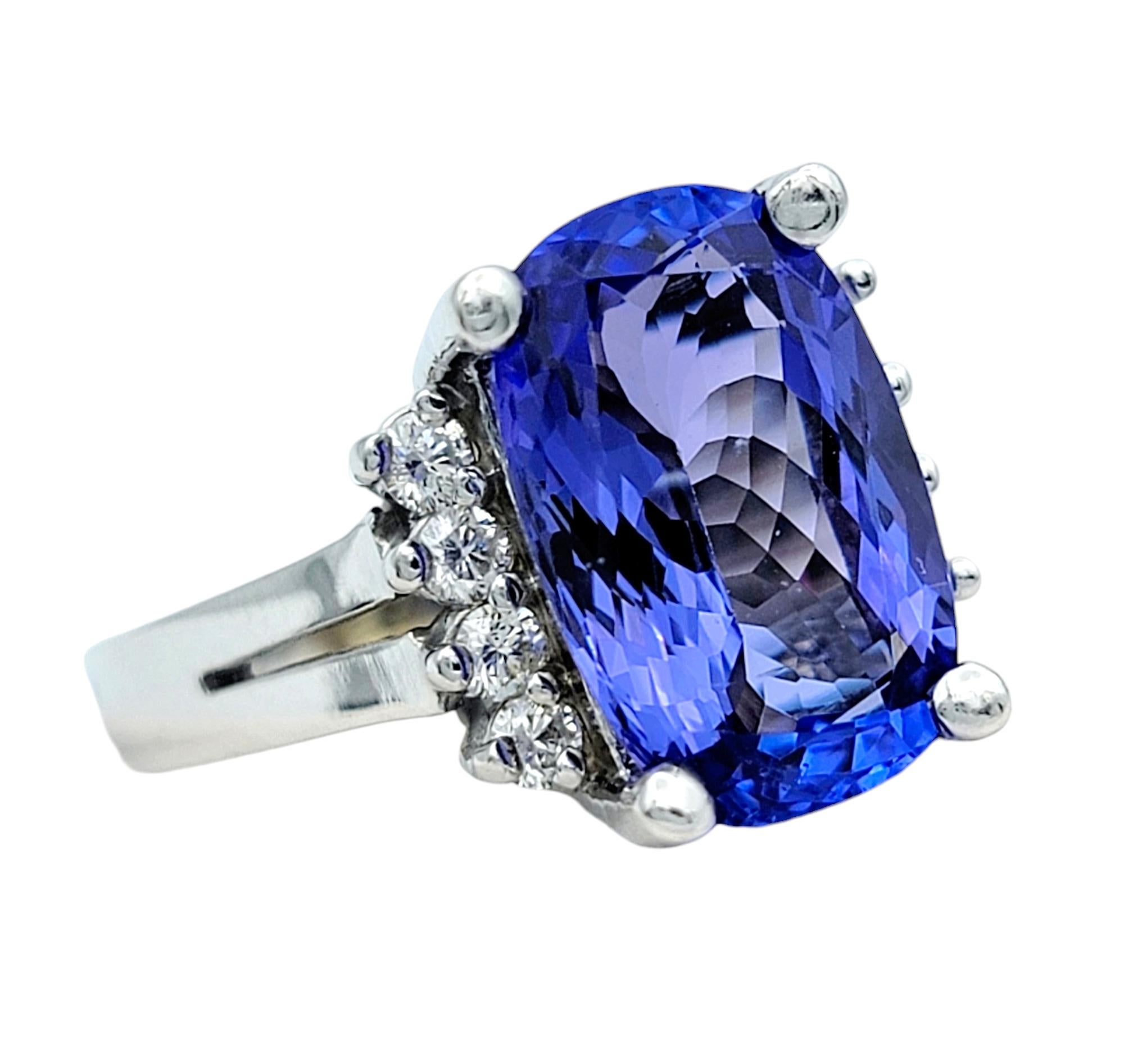 Misura dell'anello: 5

Questo sorprendente anello da cocktail in oro bianco 14 carati mette in mostra una straordinaria tanzanite rettangolare con taglio a cuscino da 4,18 carati, la cui profonda tonalità blu-violacea incanta a ogni sguardo. Il