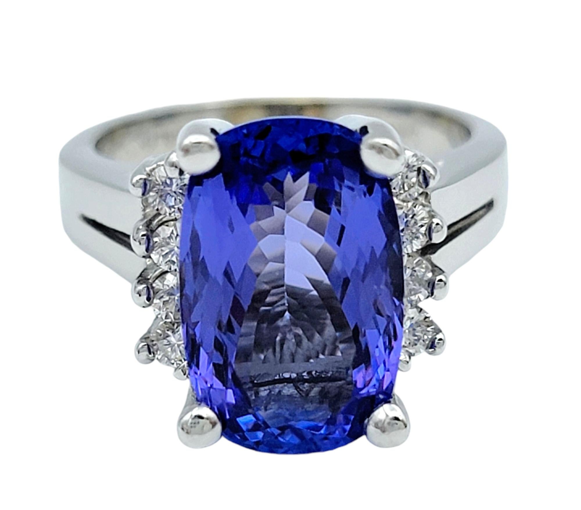 Contemporaneo Anello rettangolare con tanzanite taglio cuscino e diamanti incastonati in oro bianco 14 carati in vendita