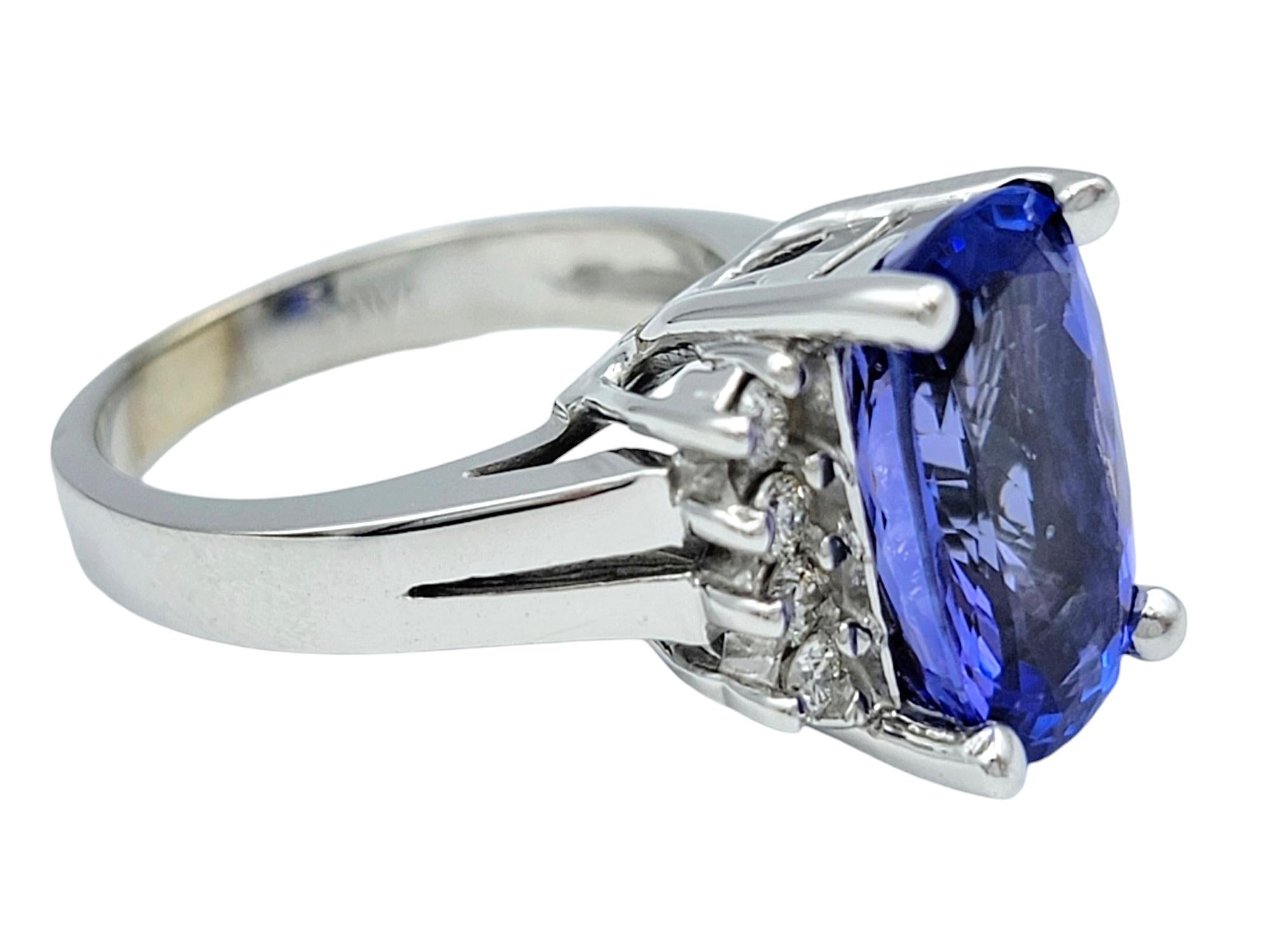 Taglio cuscino Anello rettangolare con tanzanite taglio cuscino e diamanti incastonati in oro bianco 14 carati in vendita
