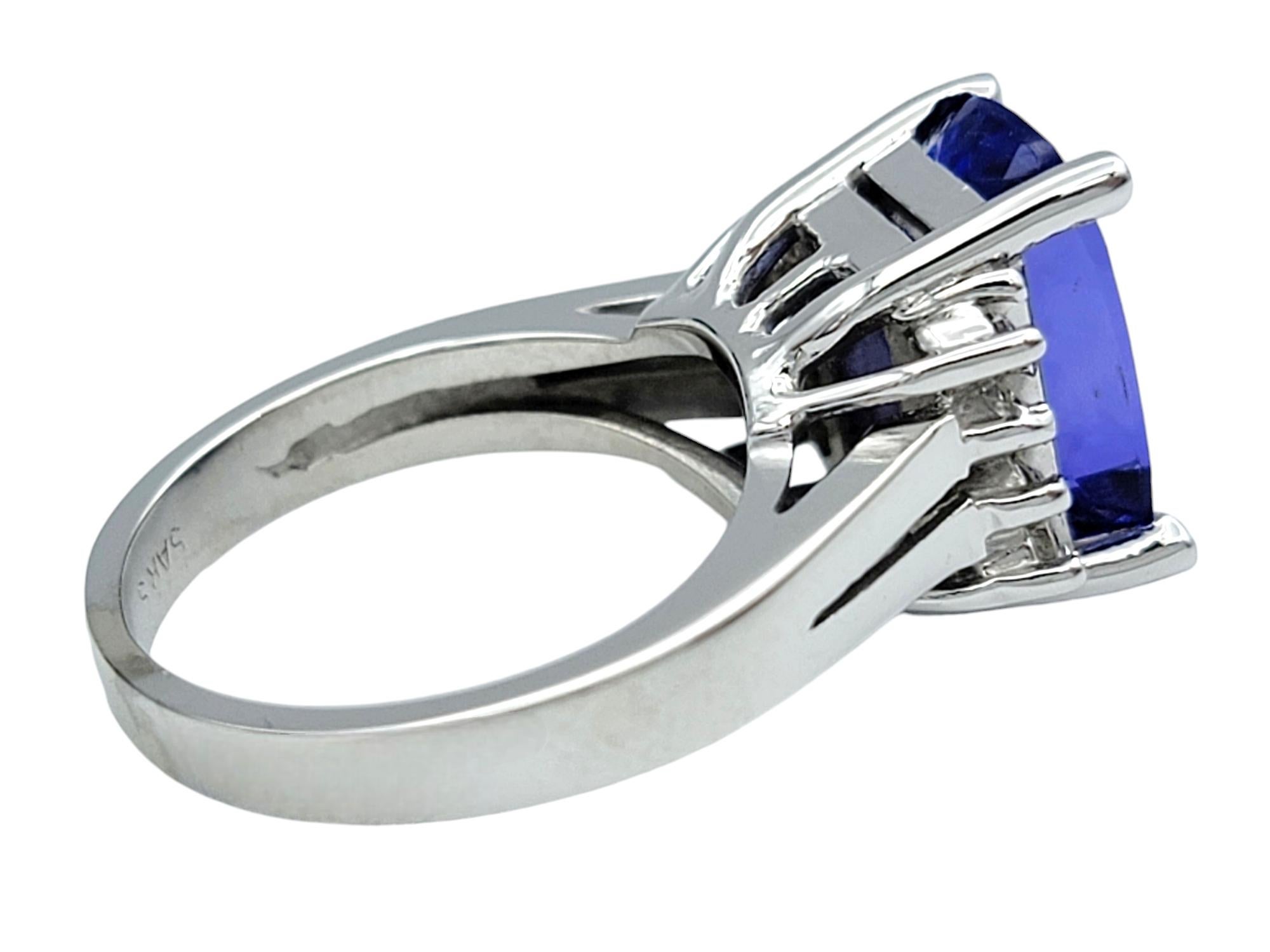 Anello rettangolare con tanzanite taglio cuscino e diamanti incastonati in oro bianco 14 carati In condizioni buone in vendita a Scottsdale, AZ