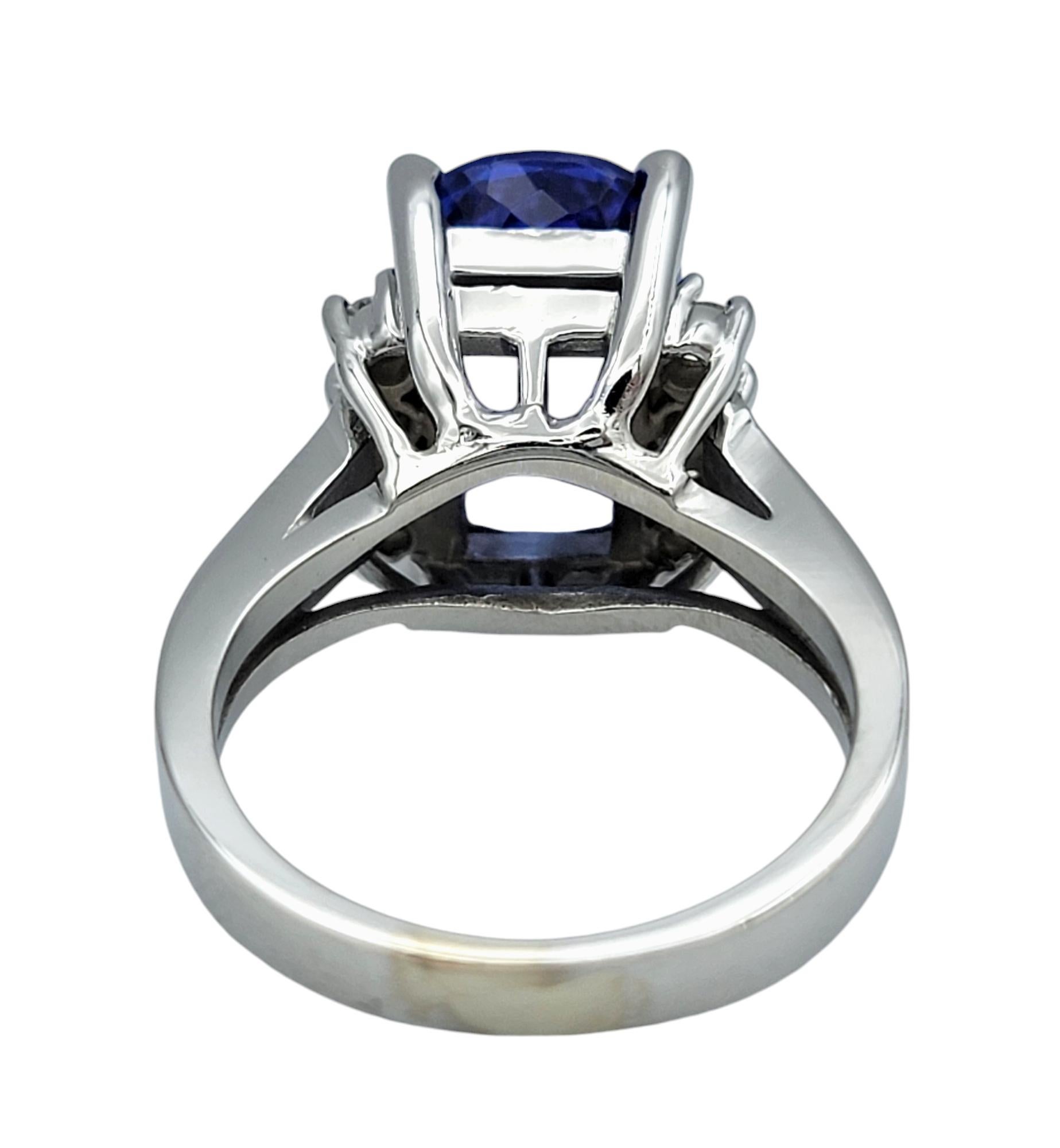 Donna Anello rettangolare con tanzanite taglio cuscino e diamanti incastonati in oro bianco 14 carati in vendita