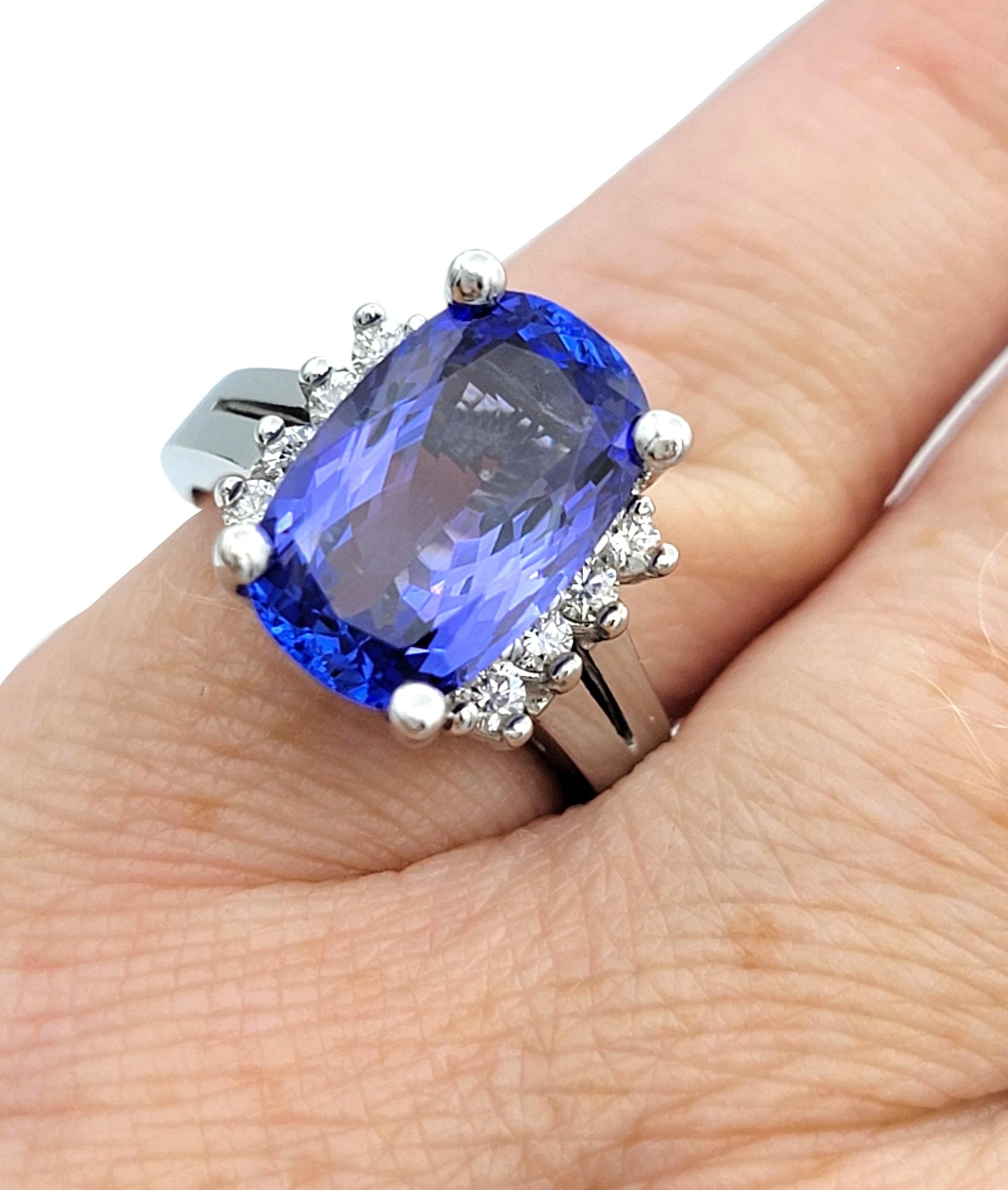 Anello rettangolare con tanzanite taglio cuscino e diamanti incastonati in oro bianco 14 carati in vendita 3