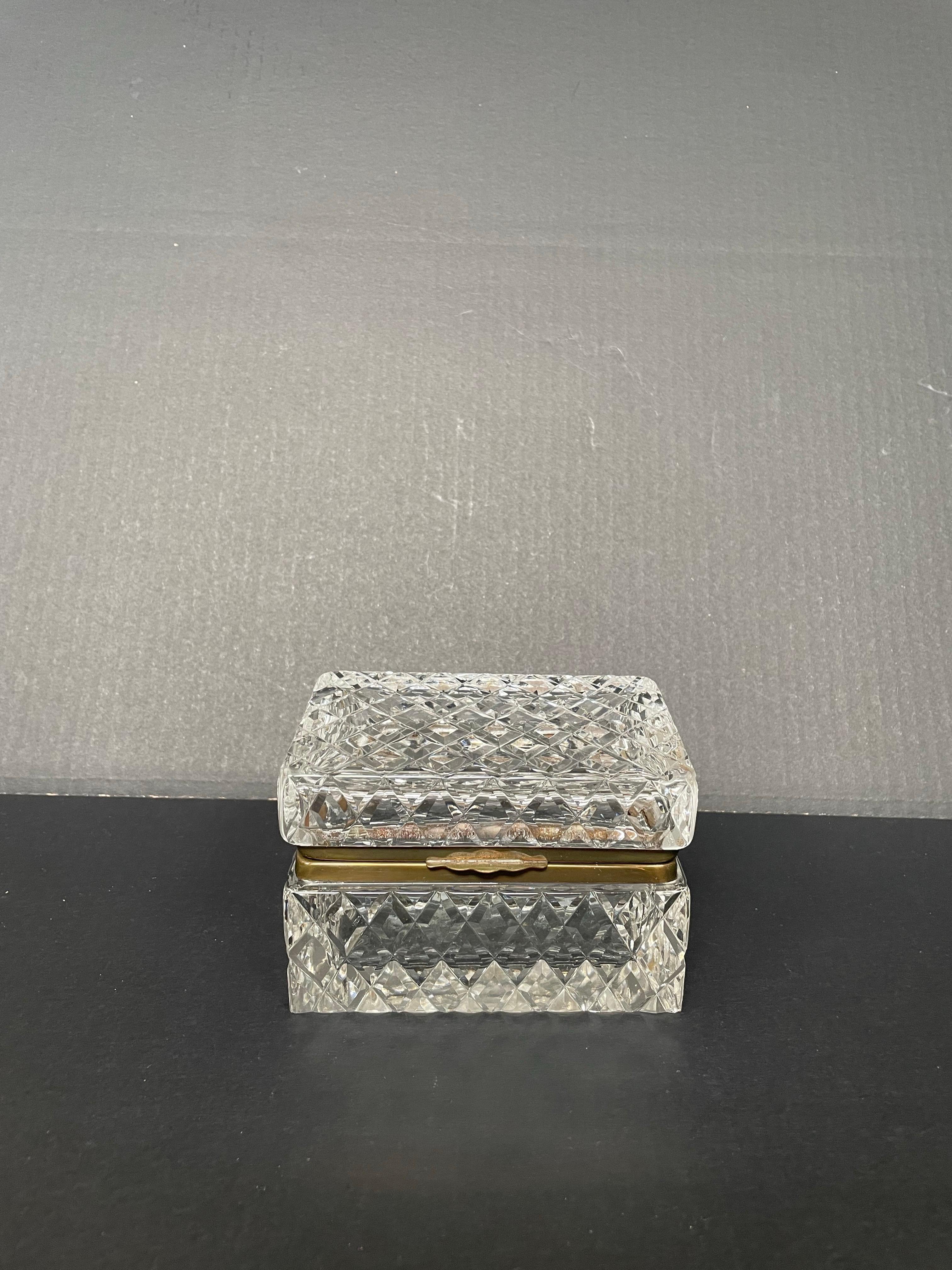 Rectangular cut glass casket box In Good Condition For Sale In Winnetka, IL