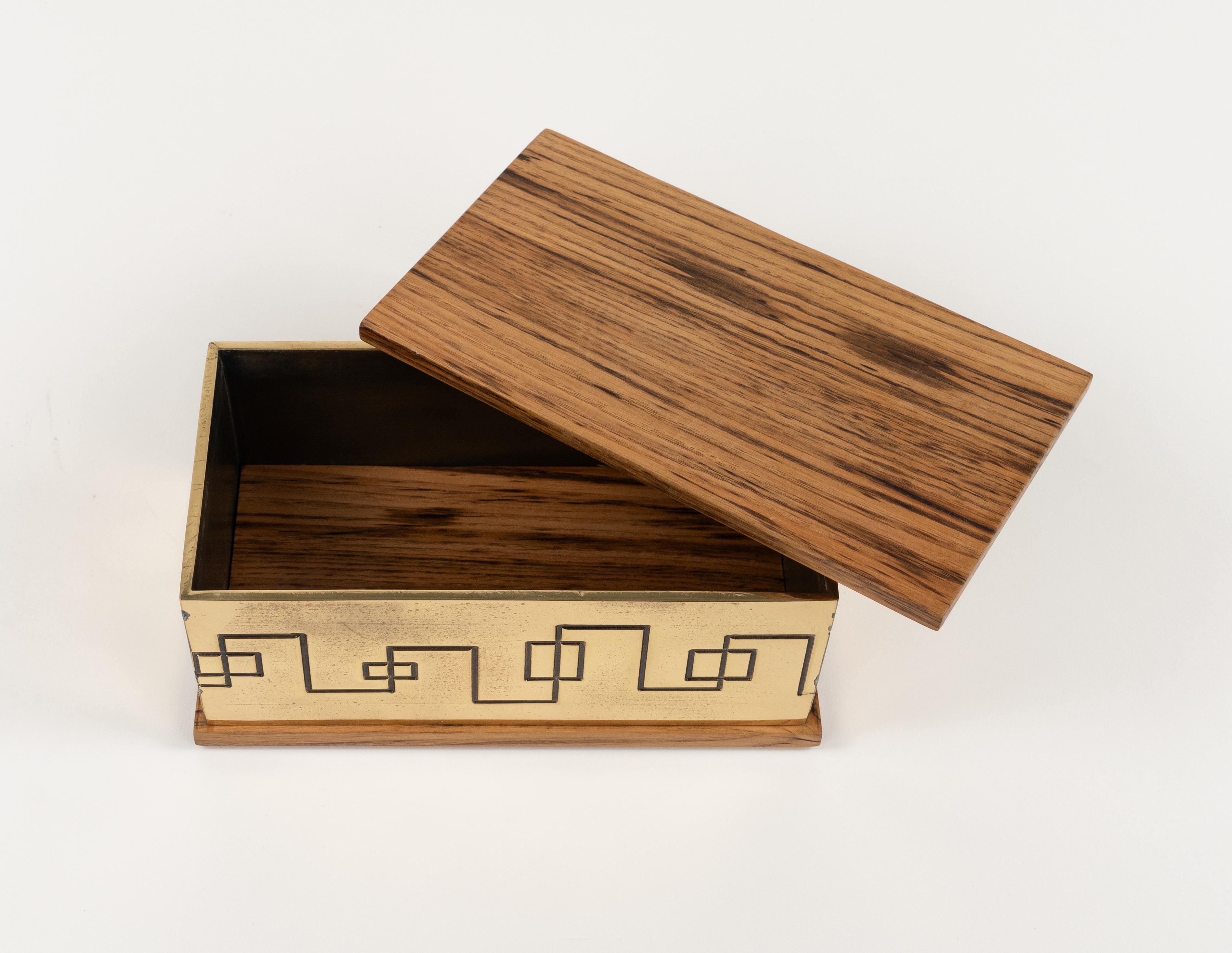 Boîte décorative rectangulaire en laiton et bois de style Luciano Frigerio, Italie 1970 en vente 3