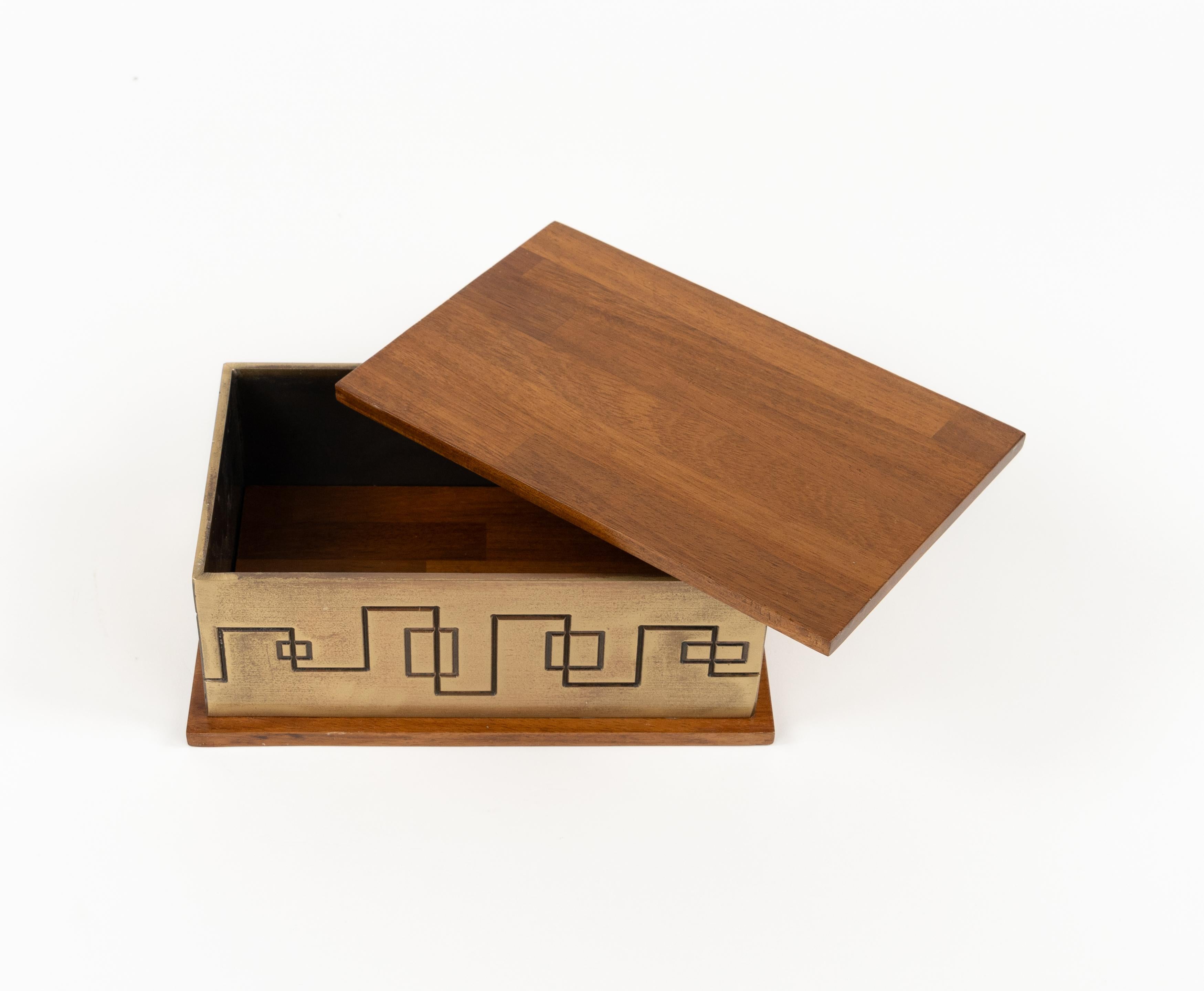 Boîte décorative rectangulaire en laiton et bois de style Luciano Frigerio, Italie 1970 en vente 4