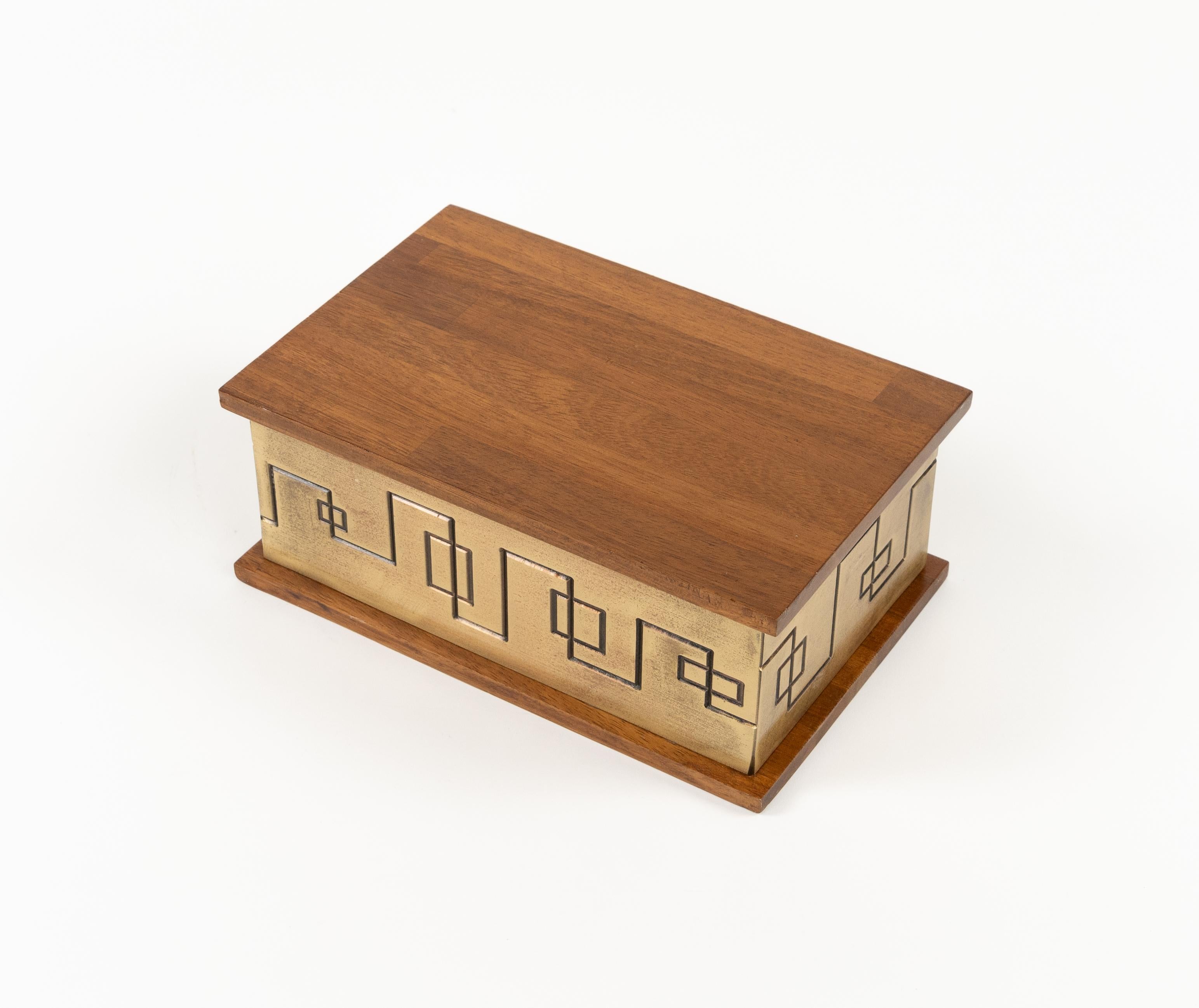 Boîte décorative rectangulaire en laiton et bois de style Luciano Frigerio, Italie 1970 en vente 7