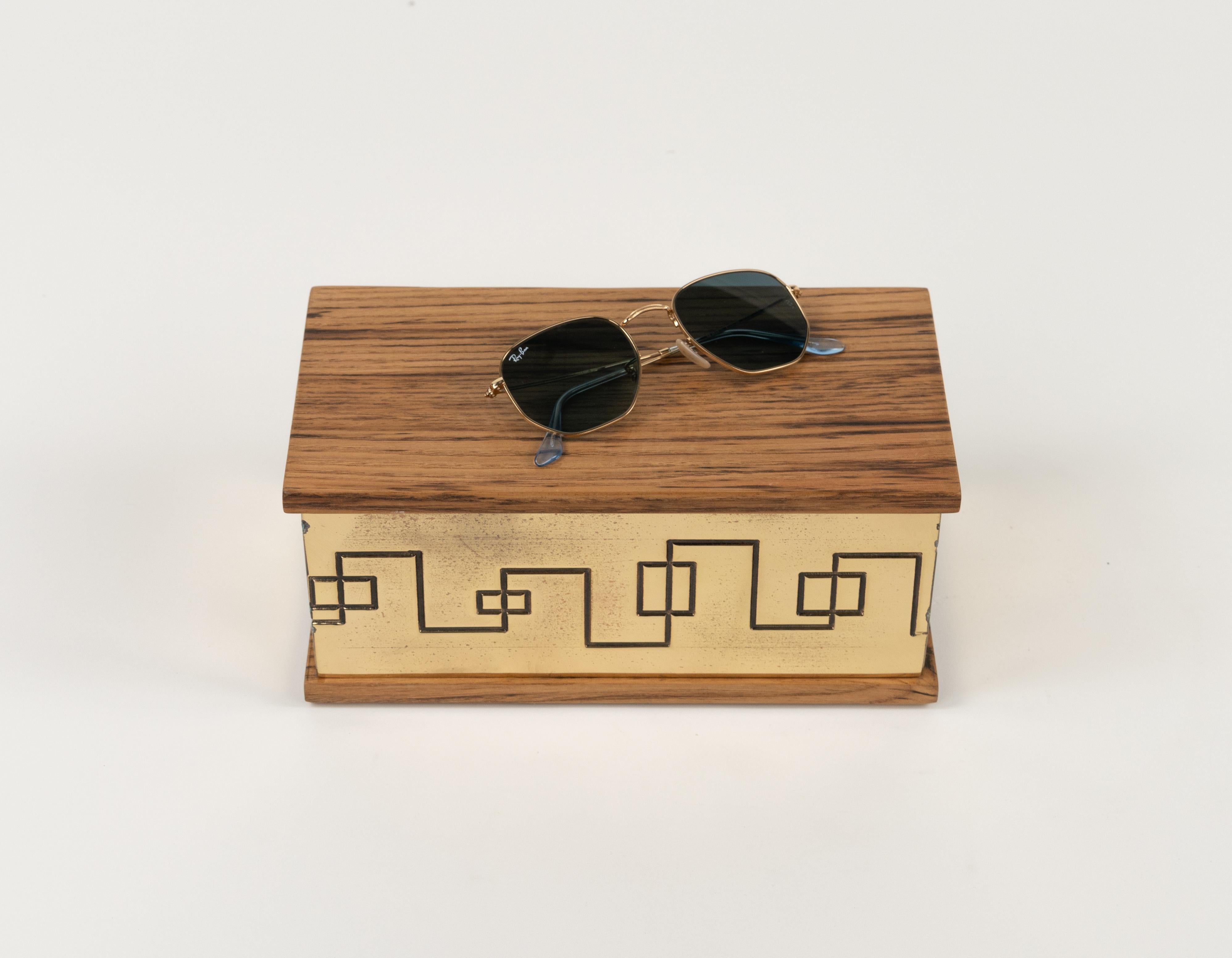 Boîte décorative rectangulaire en laiton et bois de style Luciano Frigerio, Italie 1970 en vente 9