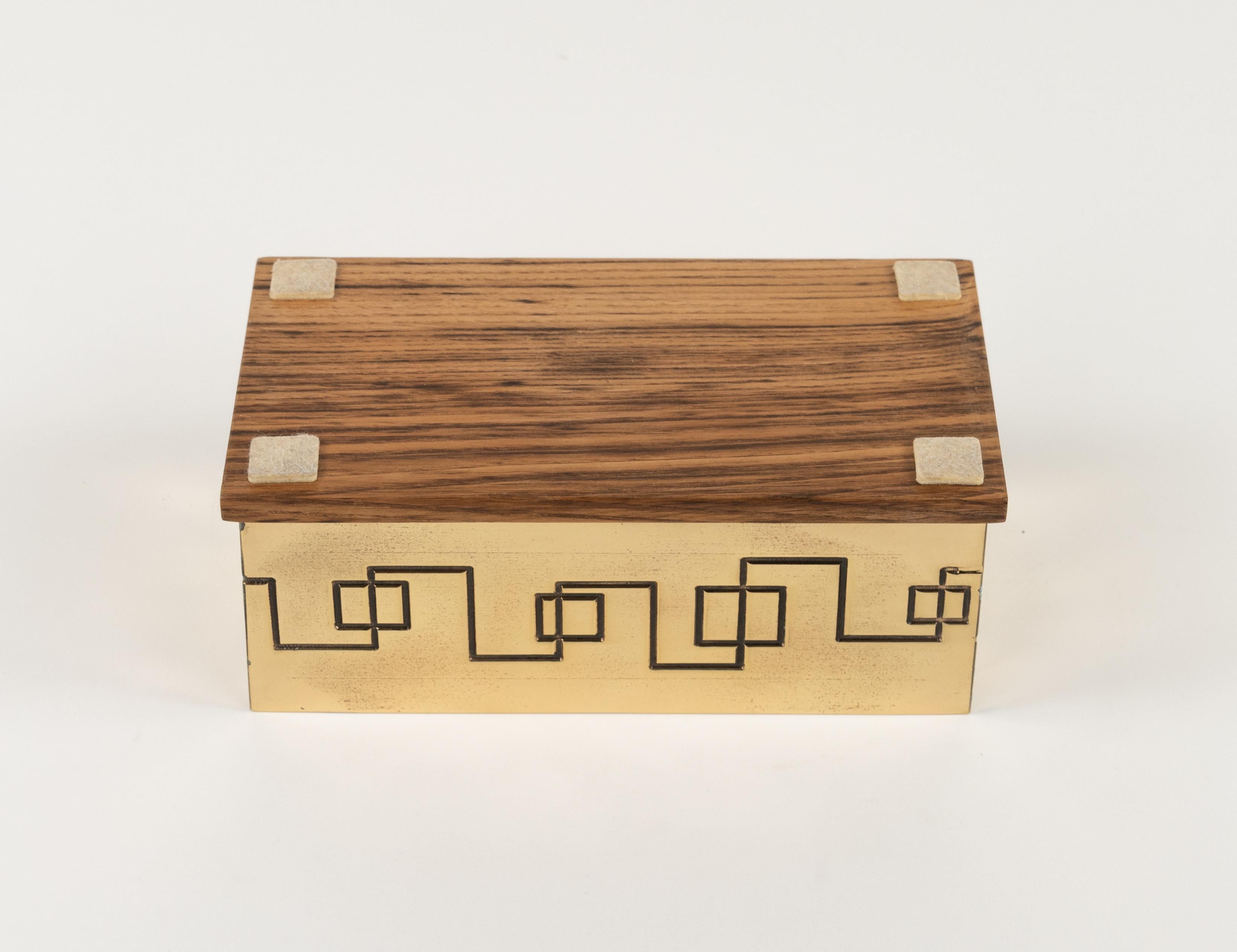 Boîte décorative rectangulaire en laiton et bois de style Luciano Frigerio, Italie 1970 en vente 11