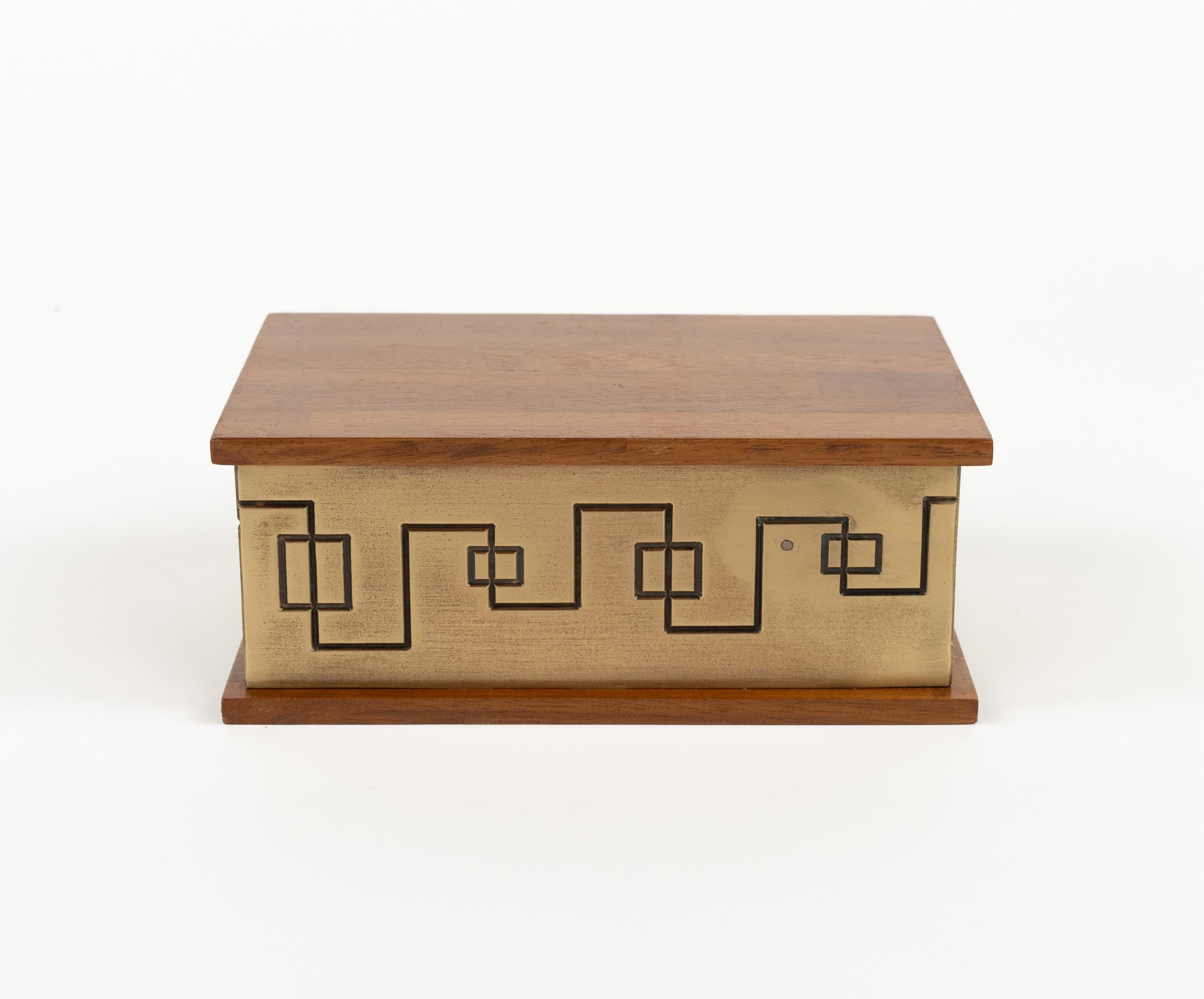 Fin du 20e siècle Boîte décorative rectangulaire en laiton et bois de style Luciano Frigerio, Italie 1970 en vente