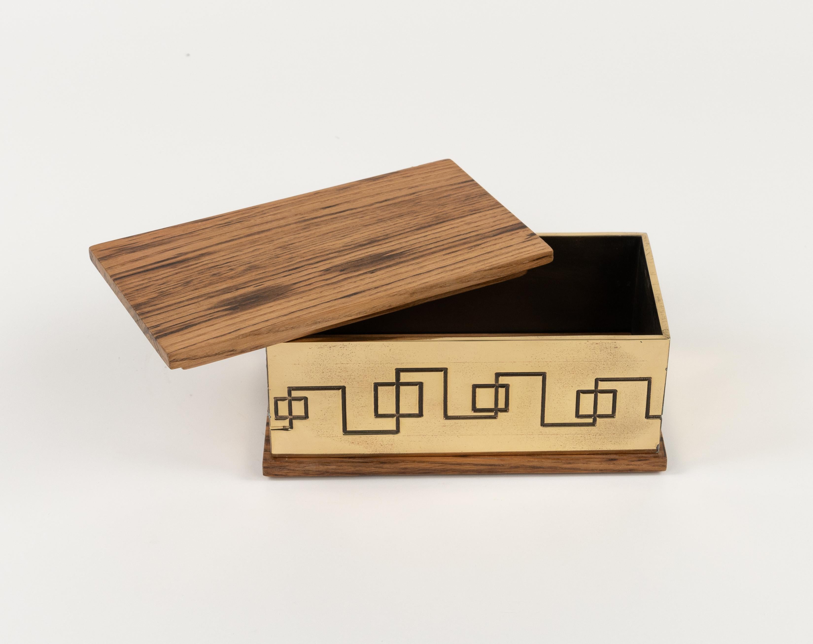 Métal Boîte décorative rectangulaire en laiton et bois de style Luciano Frigerio, Italie 1970 en vente