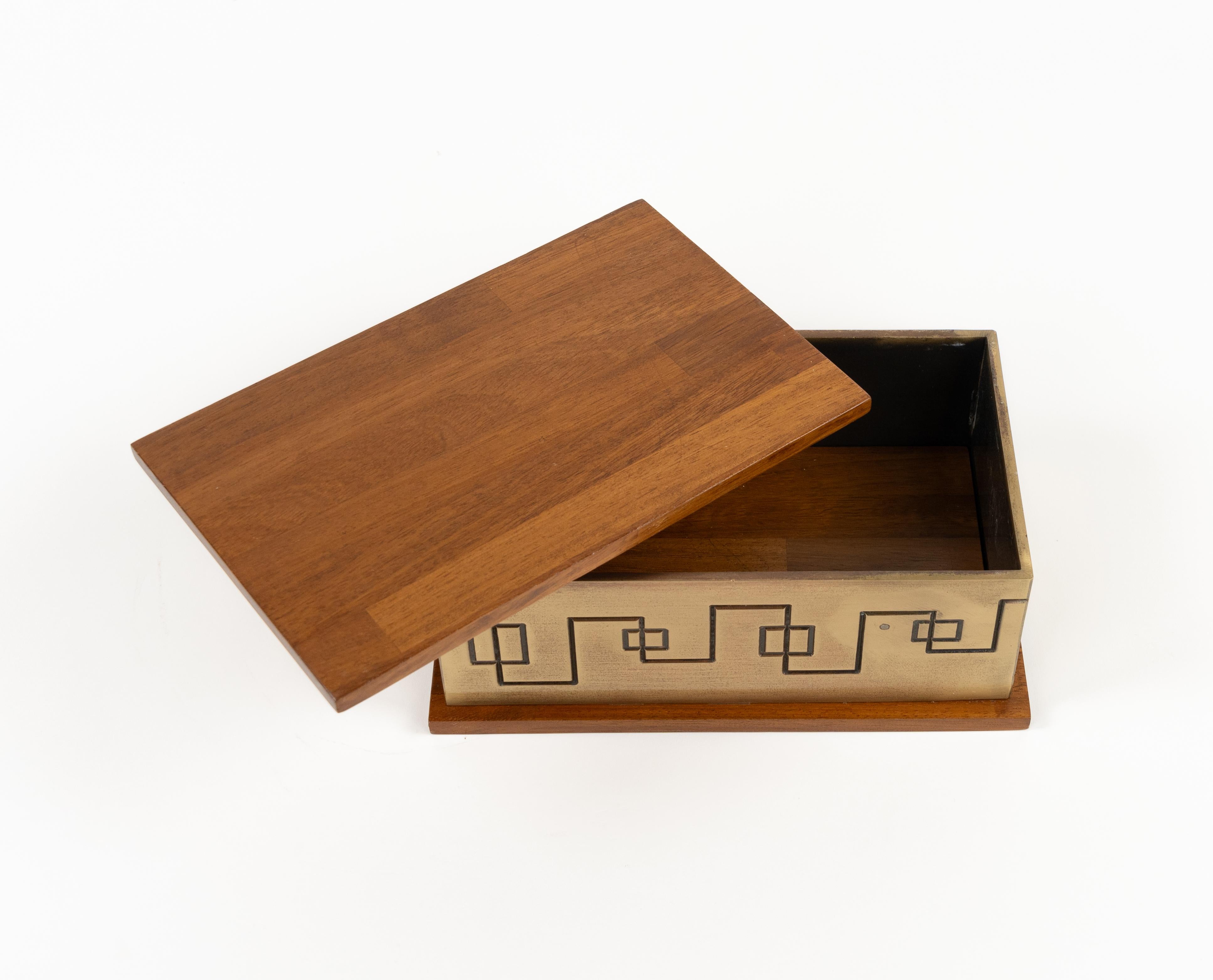 Boîte décorative rectangulaire en laiton et bois de style Luciano Frigerio, Italie 1970 en vente 2