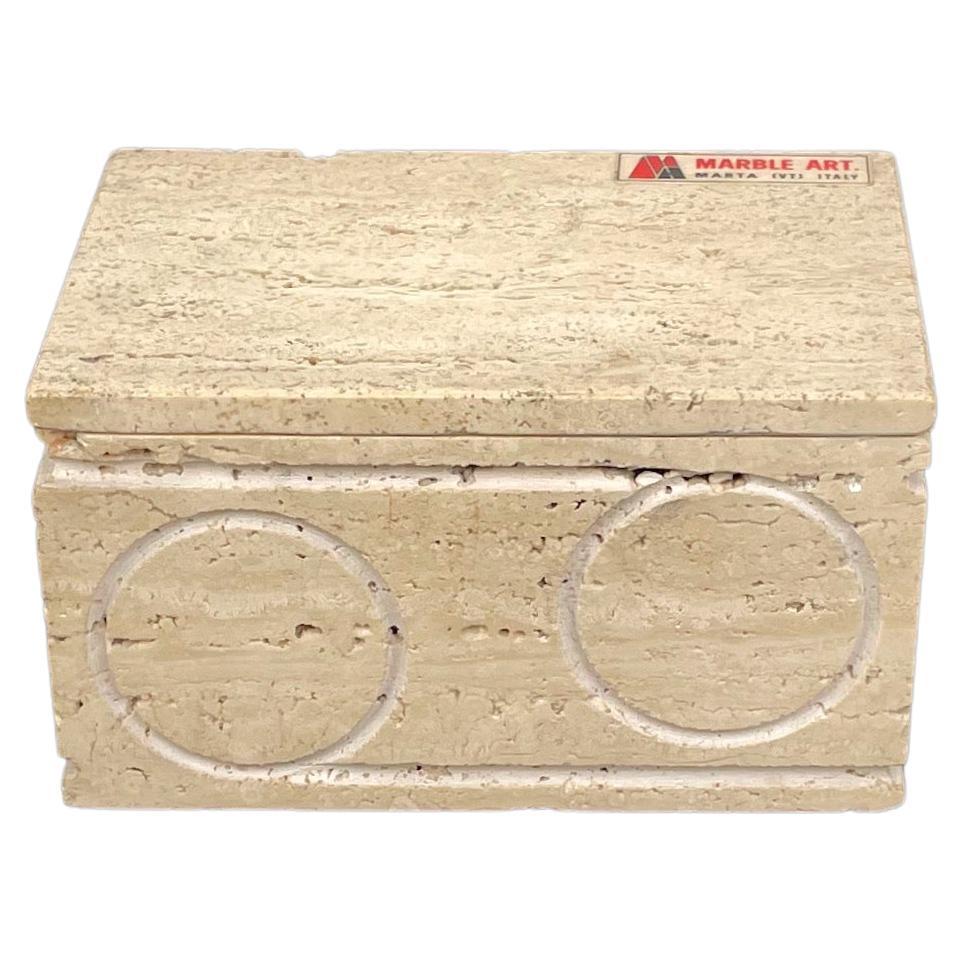 Esta hermosa caja de forma cuadrada de mármol travertino y corcho es un magnífico ejemplo de la producción italiana de objetos decorativos de los años 70 por el fabricante italiano Marble Art (Marta).

Las etiquetas originales siguen adheridas a
