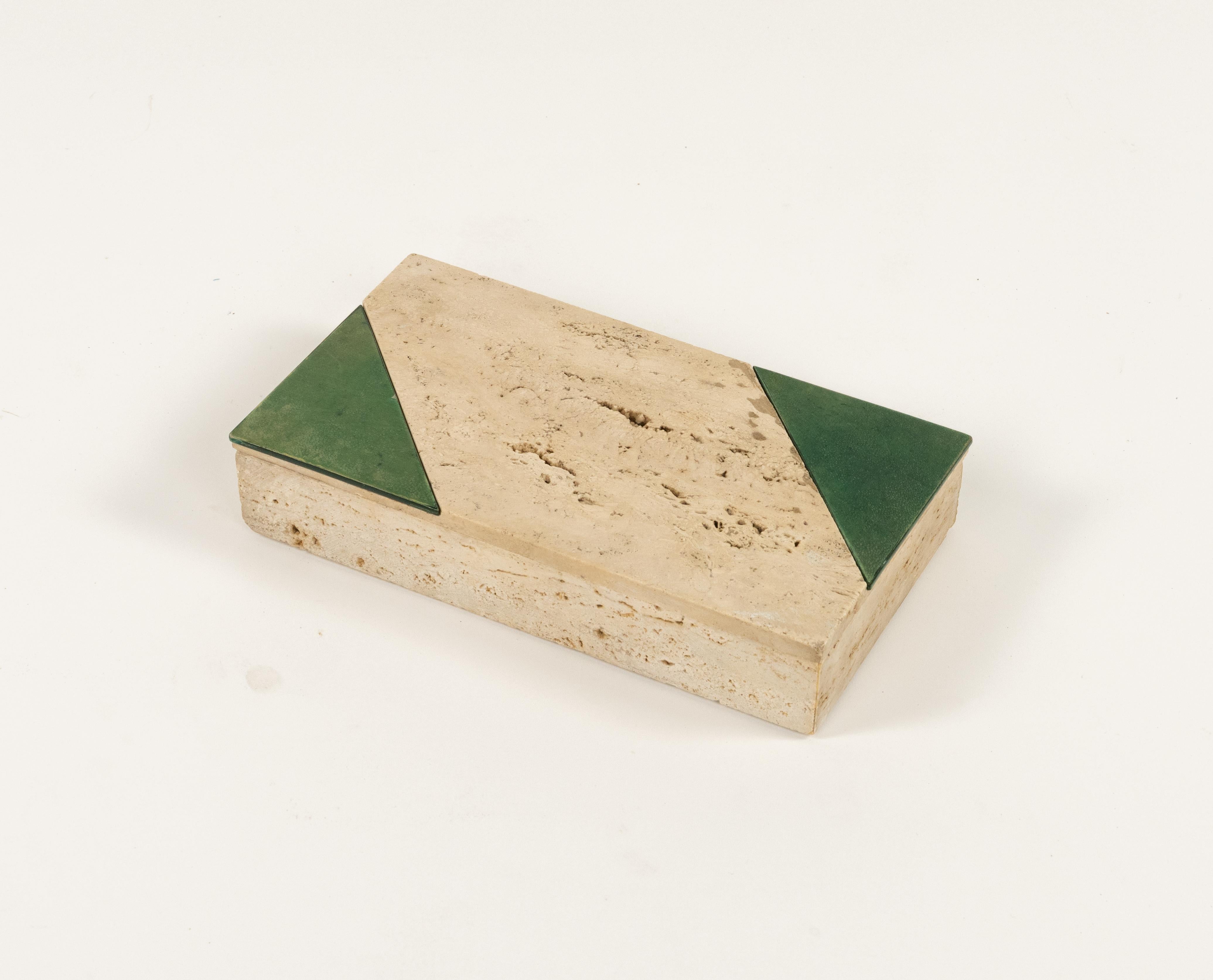 Midcentury beautiful rectangular box in travertine and green glazed tile in the style of Fratelli Mannelli.

Made in Italy in the 1970s.

Perfect desk object or gift idea.