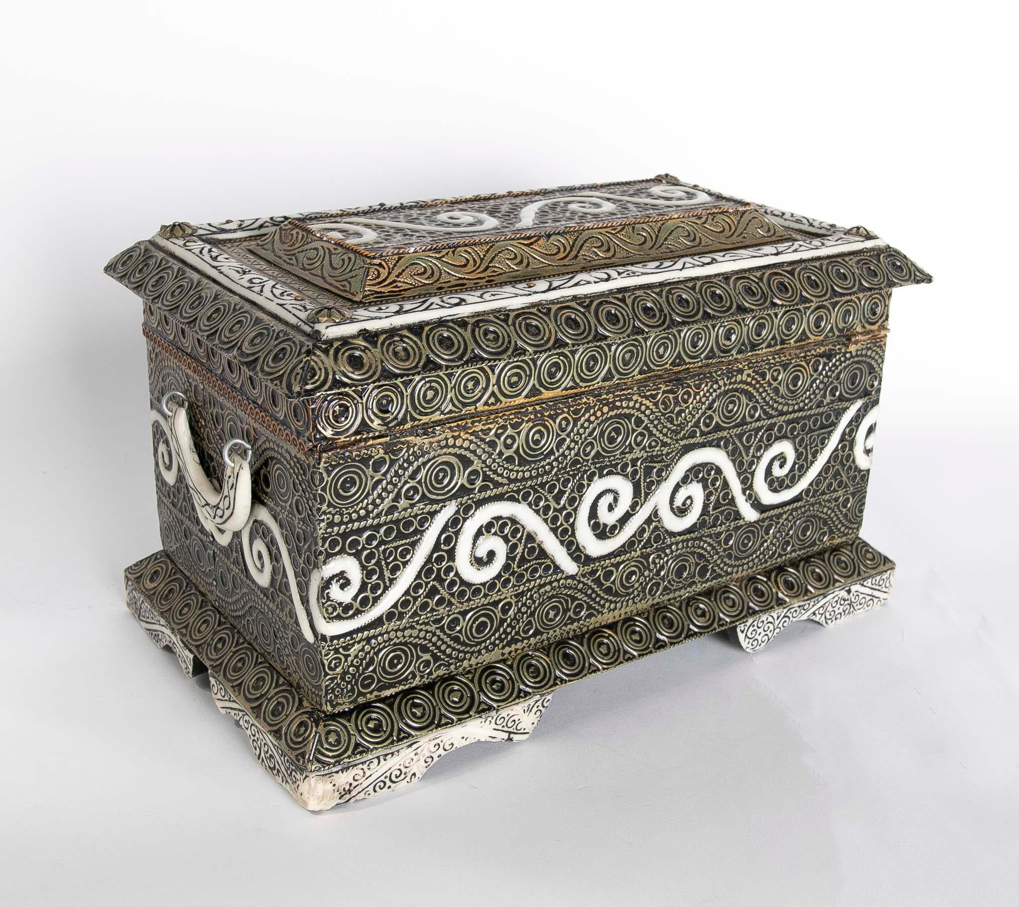 Rechteckige dekorative Schachtel mit Deckel und kreisförmigen Motiven im Angebot 4