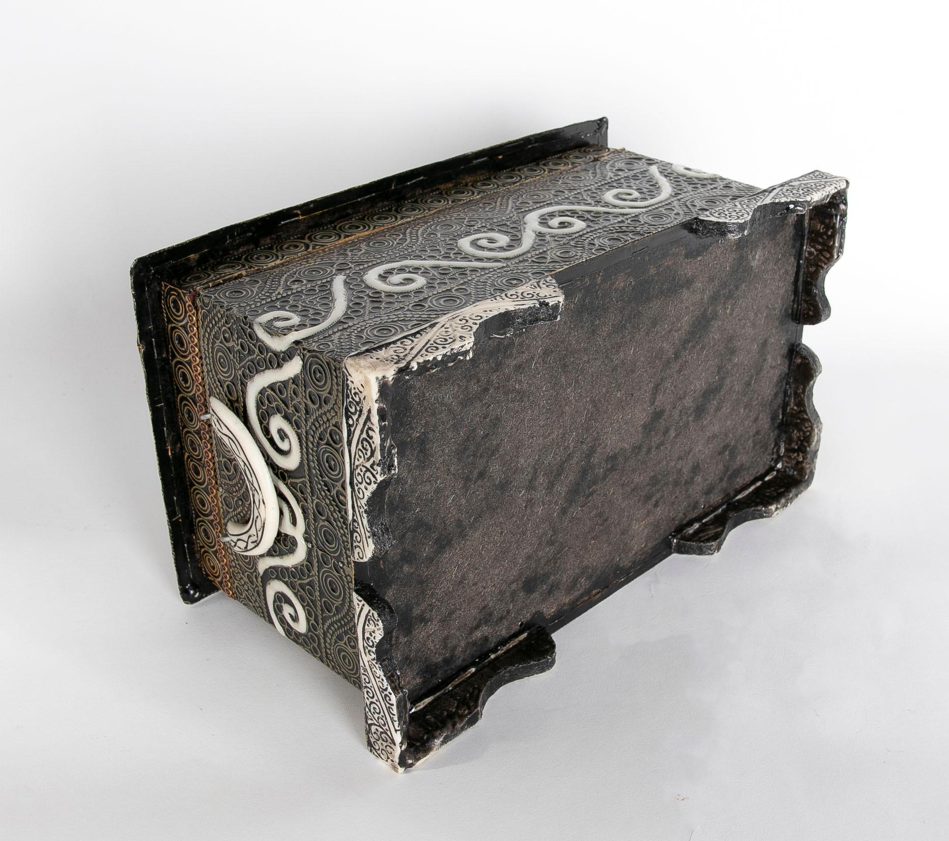 Rechteckige dekorative Schachtel mit Deckel und kreisförmigen Motiven im Angebot 5