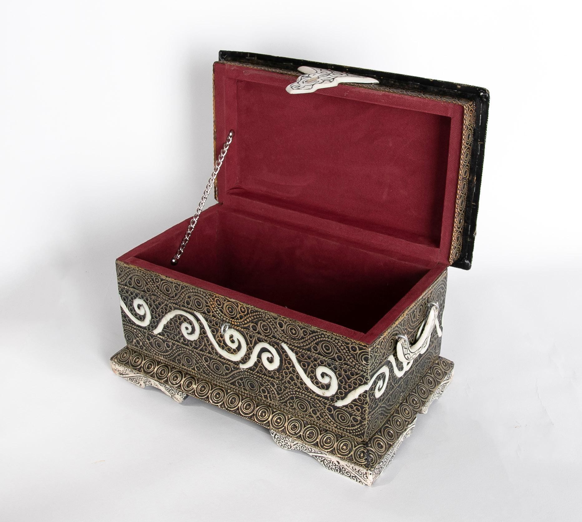 Rechteckige dekorative Schachtel mit Deckel und kreisförmigen Motiven (Europäisch) im Angebot