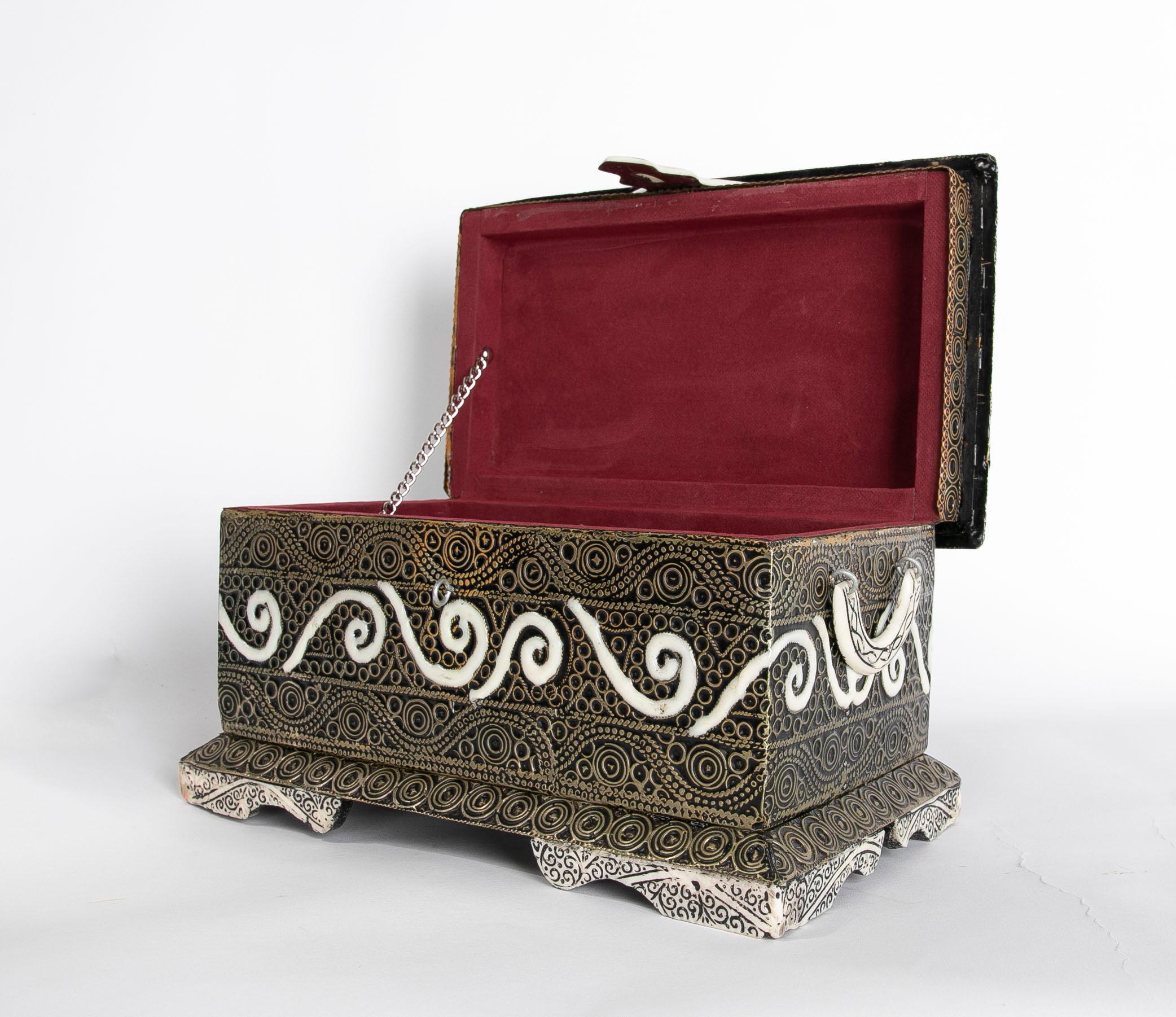 European Rectangular Decorative Box with Lid and Circular Motifs For Sale