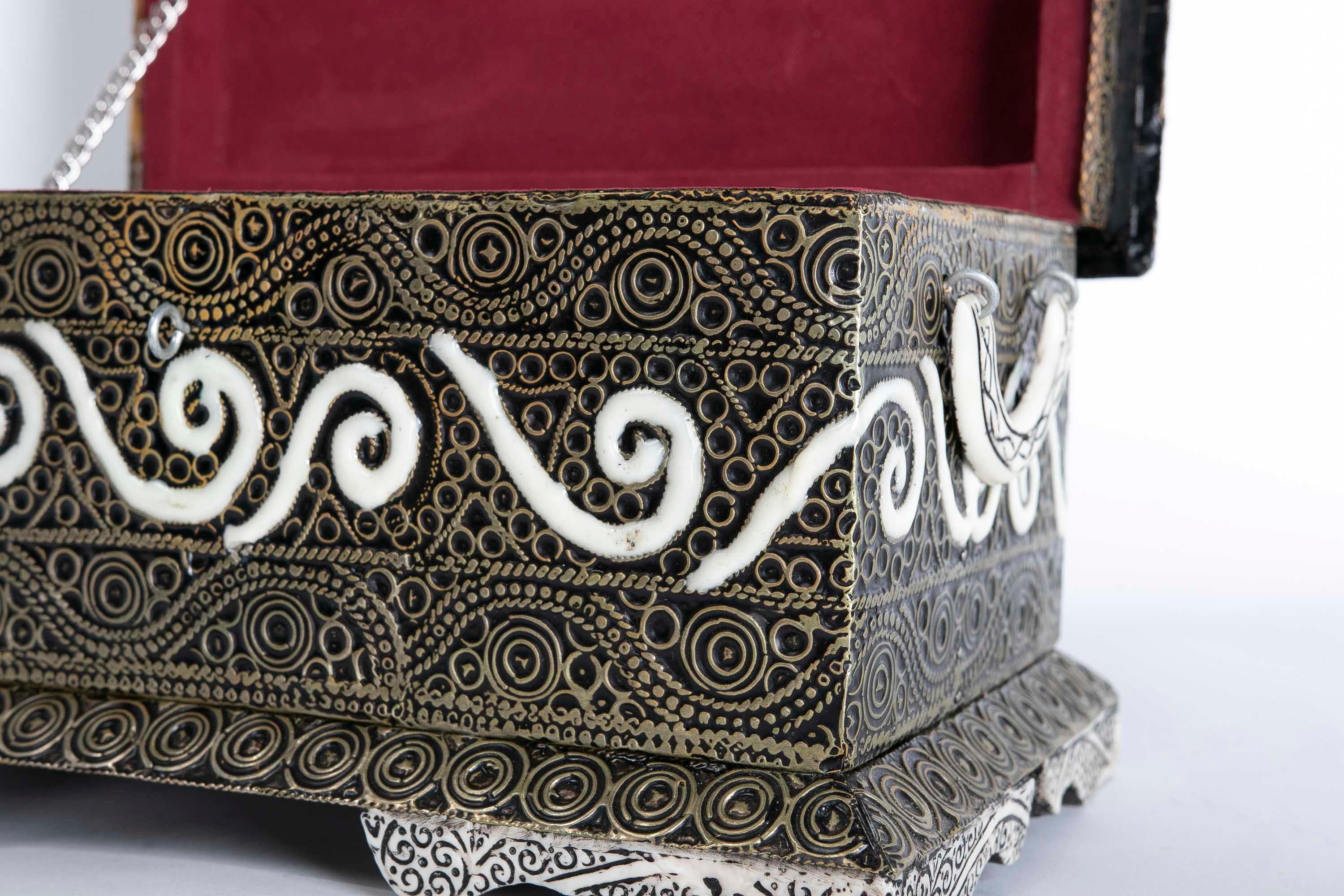 Rechteckige dekorative Schachtel mit Deckel und kreisförmigen Motiven (Holz) im Angebot