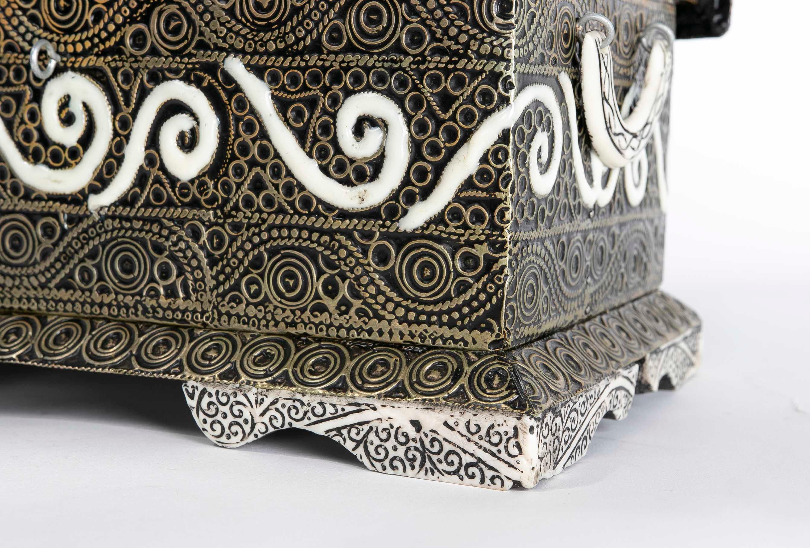 Rechteckige dekorative Schachtel mit Deckel und kreisförmigen Motiven im Angebot 1