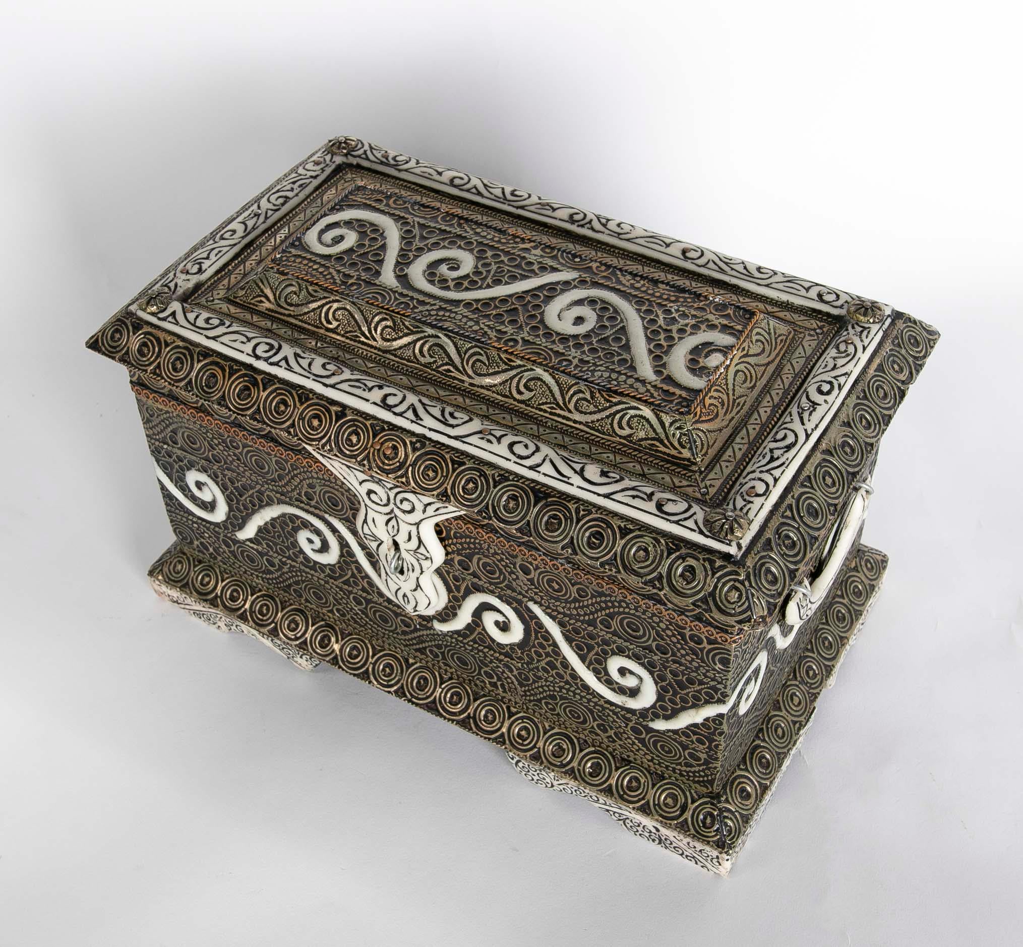 Boîte décorative rectangulaire avec couvercle et motifs circulaires en vente 3