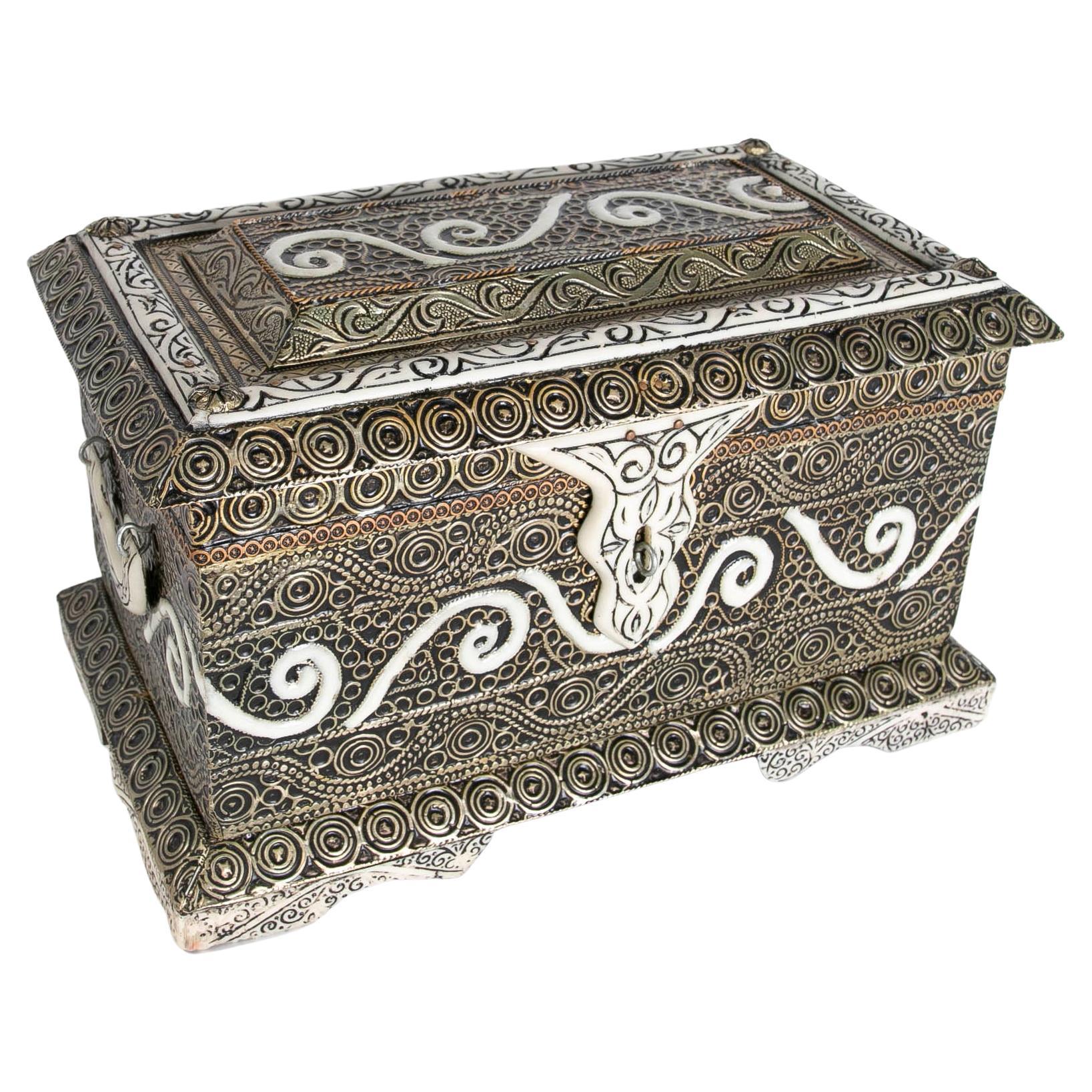Boîte décorative rectangulaire avec couvercle et motifs circulaires en vente
