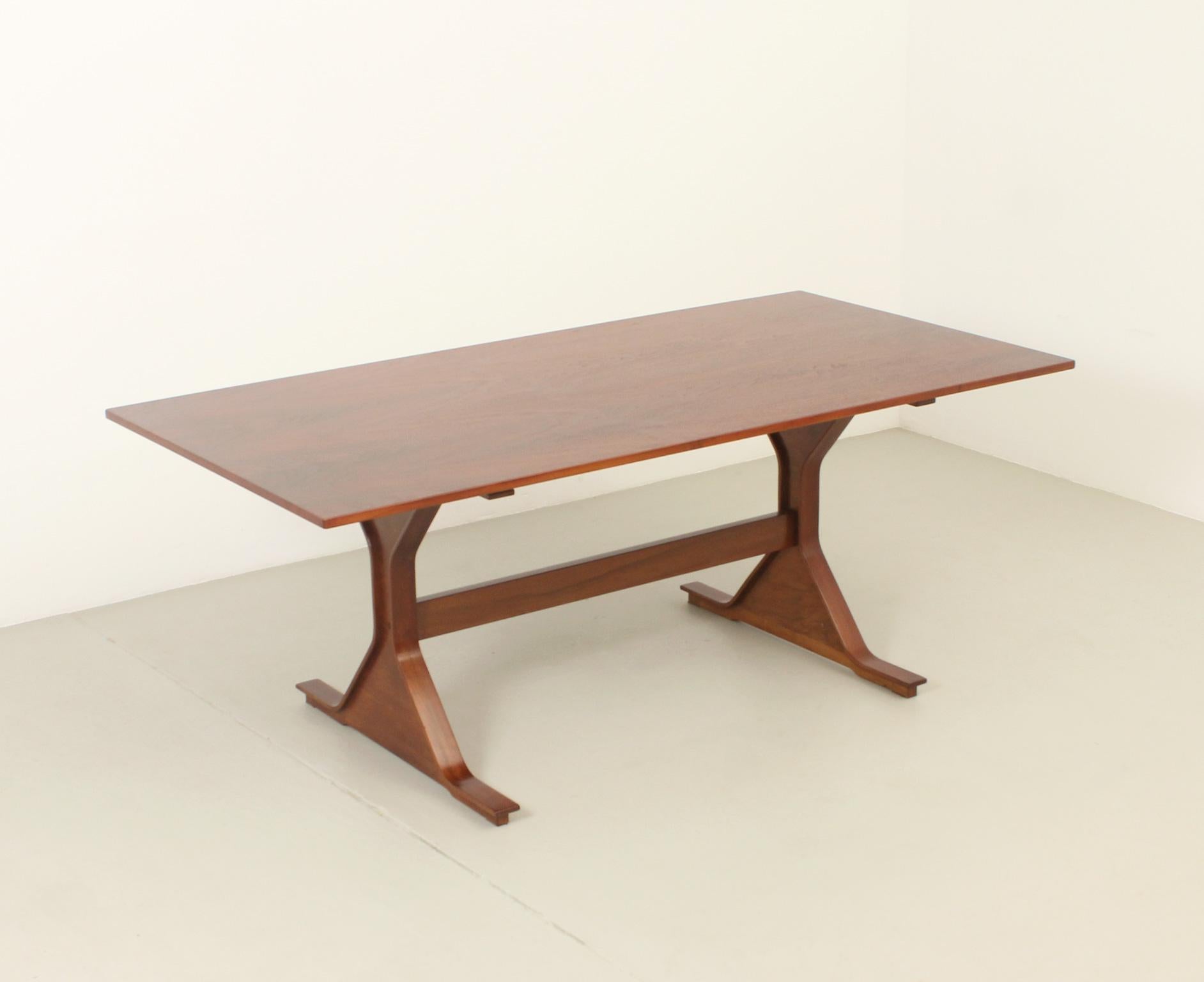 Rectangular dining table designed in 1956 by Gianfranco Frattini for Bernini, Italy. Walnut wood. 
