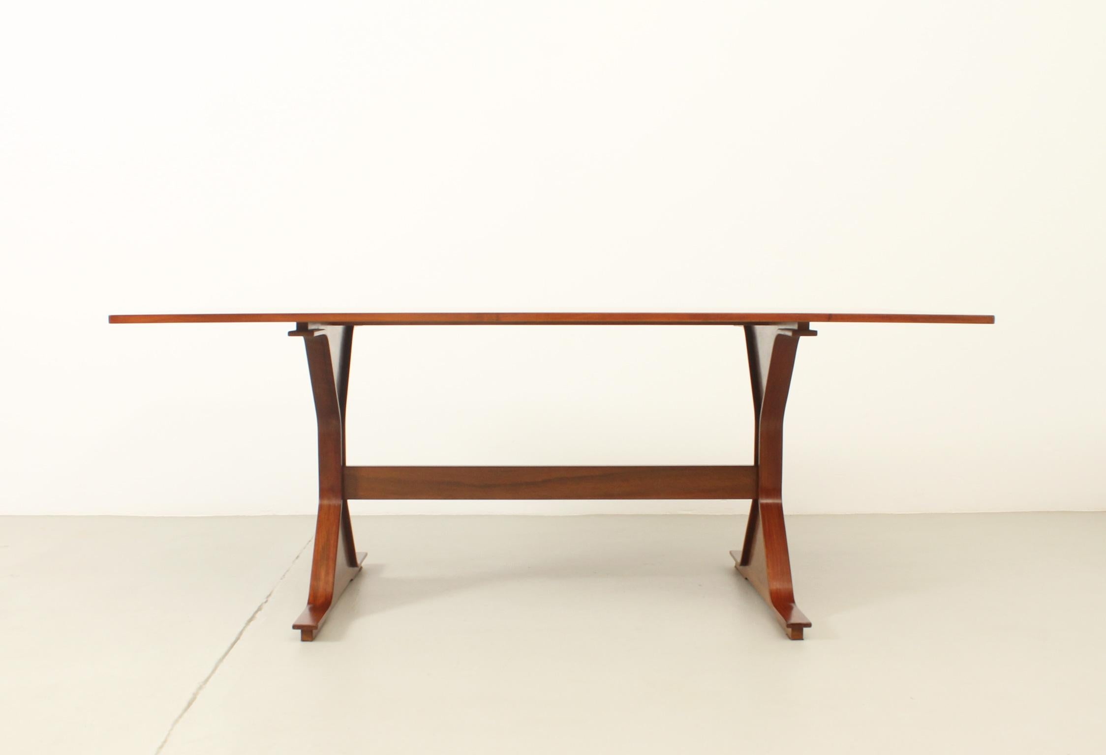 Rectangular Dining Table by Gianfranco Frattini for Bernini, Italy In Good Condition For Sale In Barcelona, ES