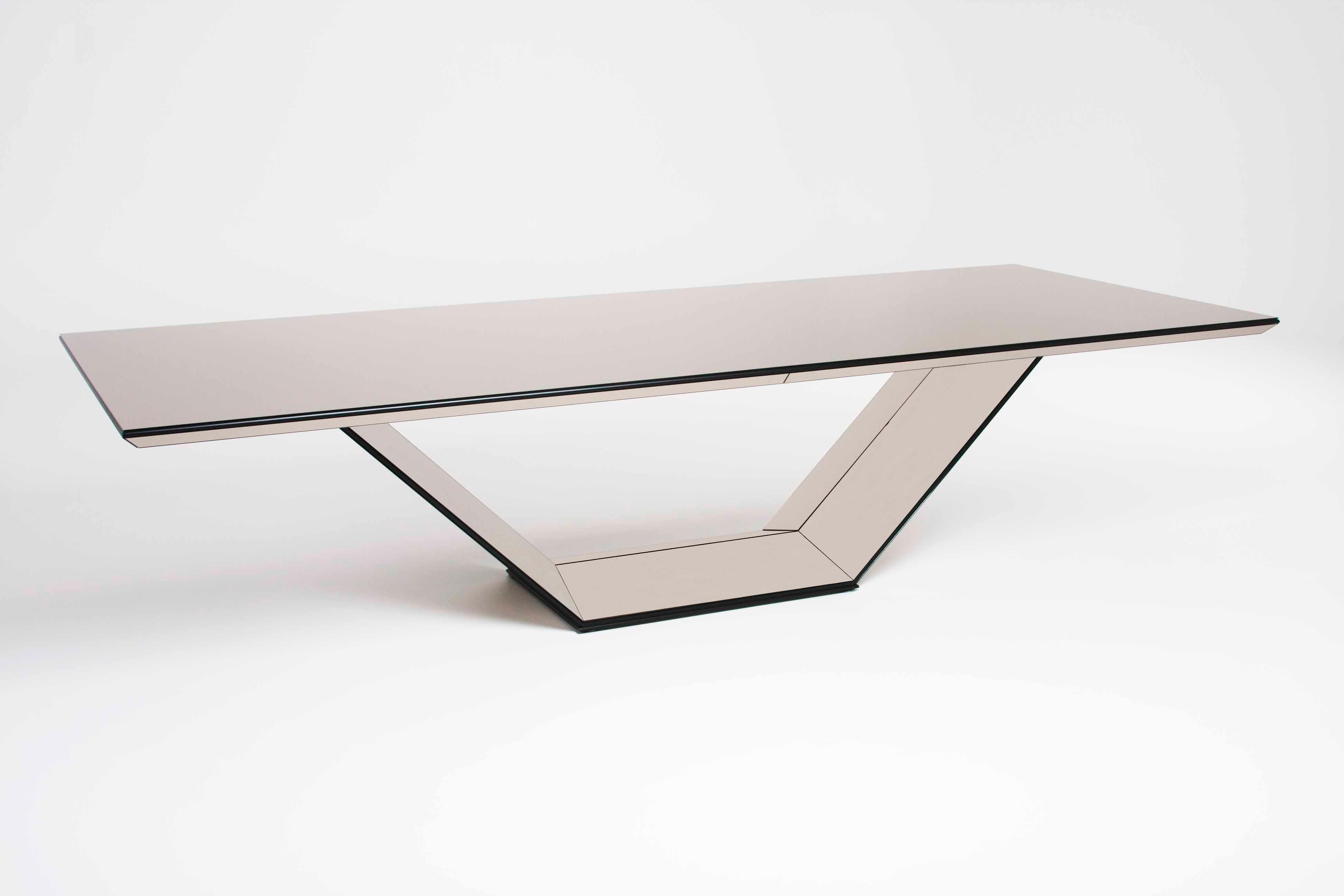 Esta versión de la mesa de comedor rectangular Dubai se puede personalizar con cristal de color o un espejo.

Detalles del artículo:
ACABADOS: BASE ESPEJO AHUMADO
ACABADO DE LOS CANTOS: LACADO NEGRO
ACABADO ESPEJO/CRISTAL: ESPEJO AHUMADO

NOTA: LAS