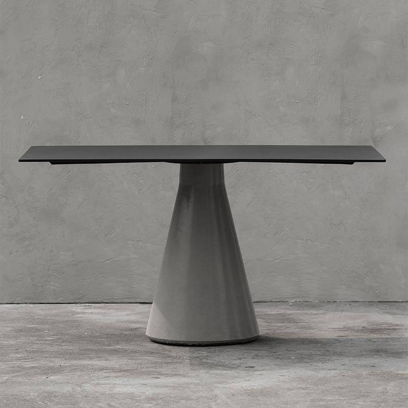 'DING' is a collection of tables: coffee / side tables, dining tables, bar tables. 
The base is in concrete and the structure and to top in aluminum (black).
By Bentu design

Tabletop and structure: Aluminum
Table base: Concrete


Bentu