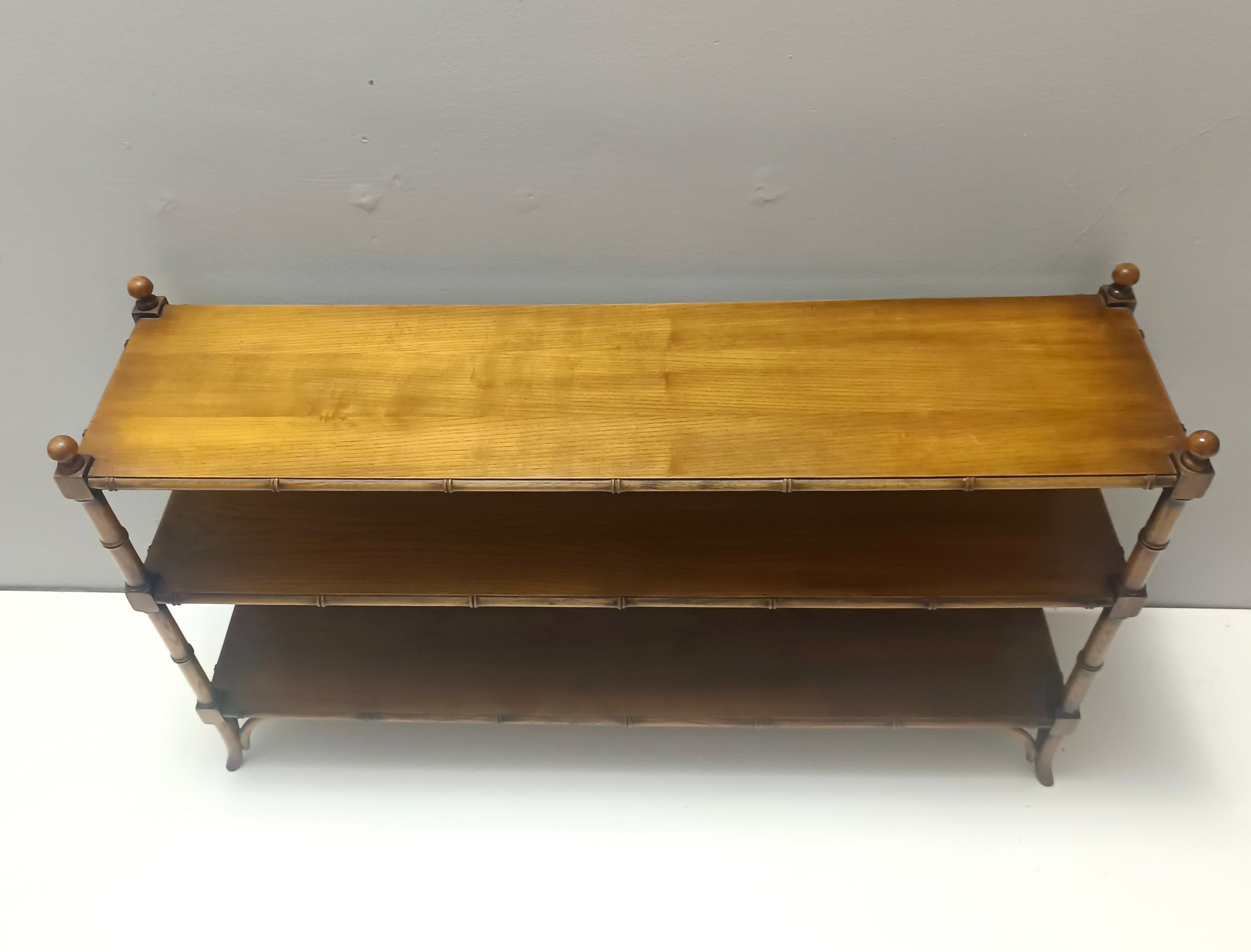 Rechteckige Durmast-Etagere / Konsolentisch mit zwei Ablagen, Italien (Holz) im Angebot