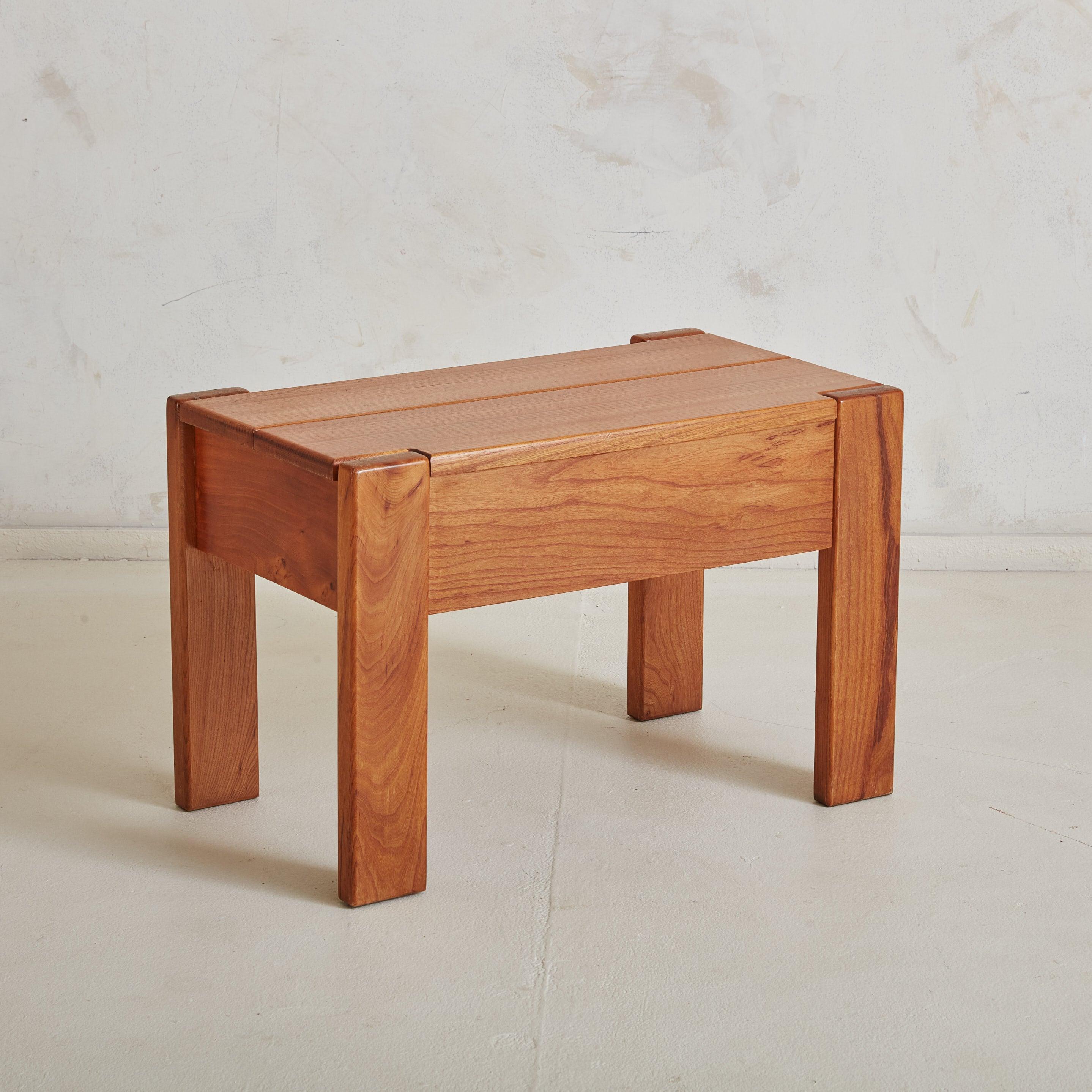 Ein französischer Beistelltisch aus den 1960er Jahren, entworfen von Maison Regain. Dieser Tisch ist aus schön gemasertem Ulmenholz gefertigt und zeichnet sich durch weiche Linien, rechteckige Blockbeine und eine einzelne Schublade aus.