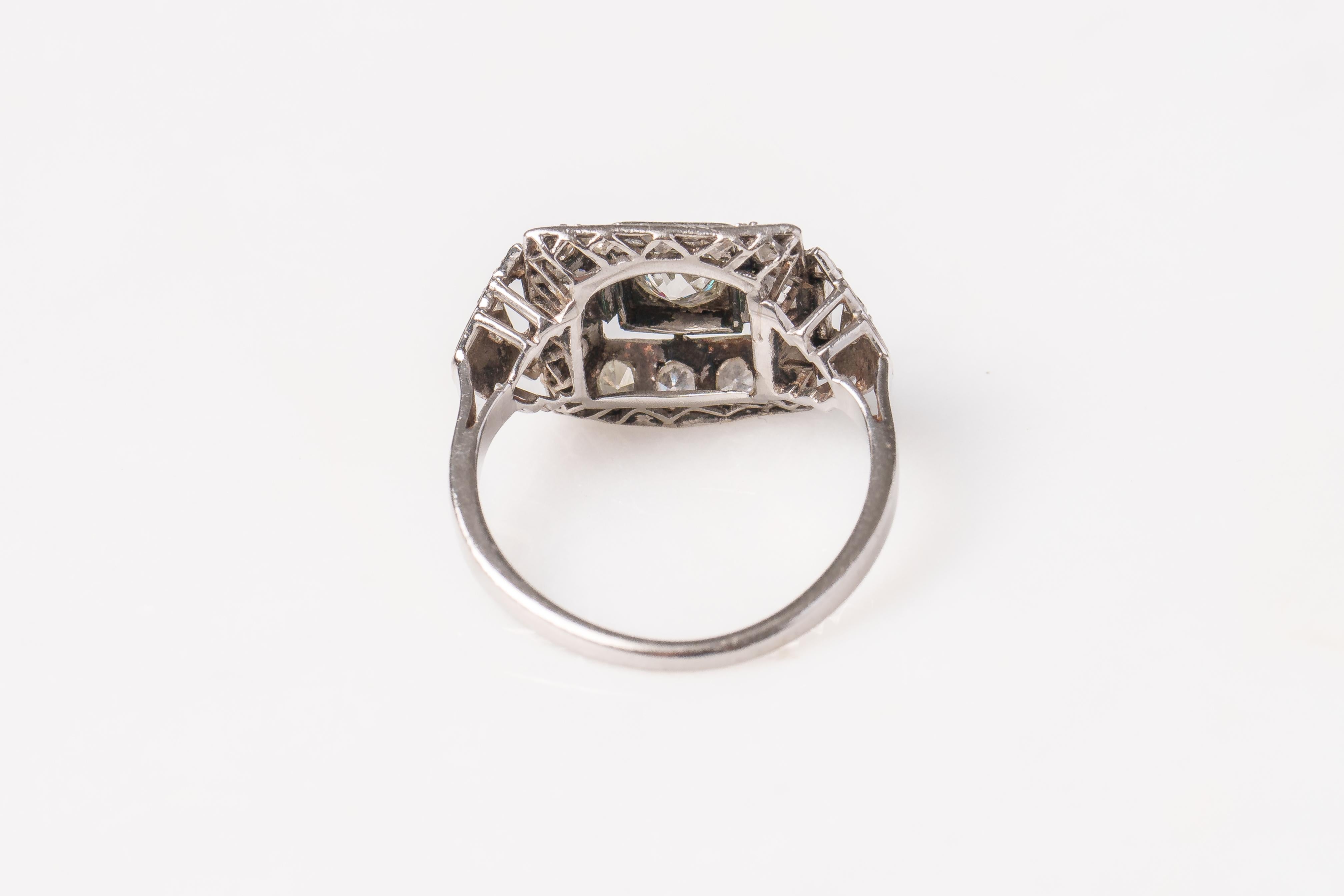 Risalente agli inizi del XX secolo, questo meraviglioso anello a grappolo in platino di forma rettangolare presenta 21 diamanti europei di vecchia estrazione con il diamante centrale a forma di cuscino stimato in 0,513 carati.

Il diamante centrale
