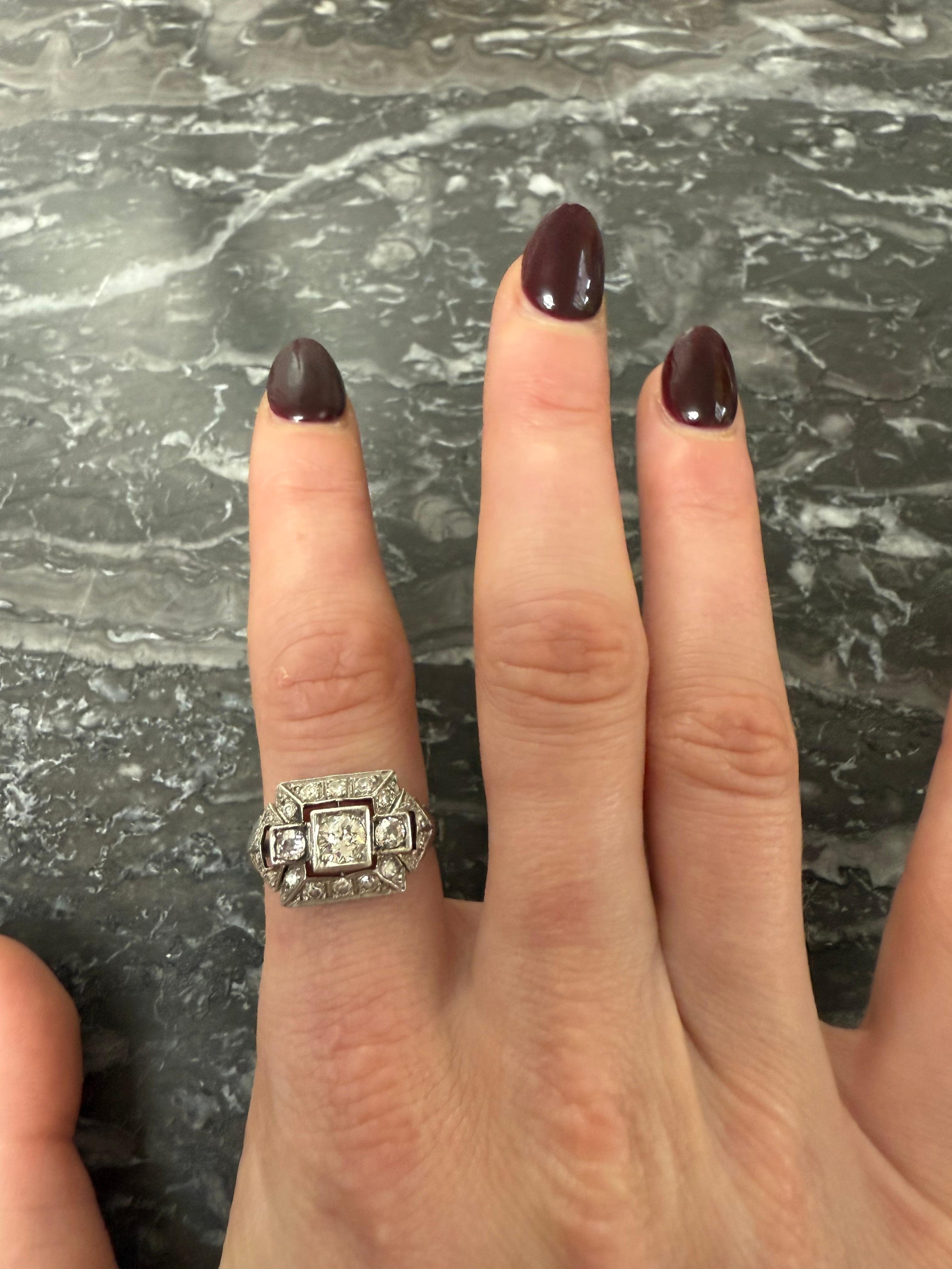 Art Déco Anello rettangolare con cluster di diamanti europei Old Mine, inizio XX secolo in vendita