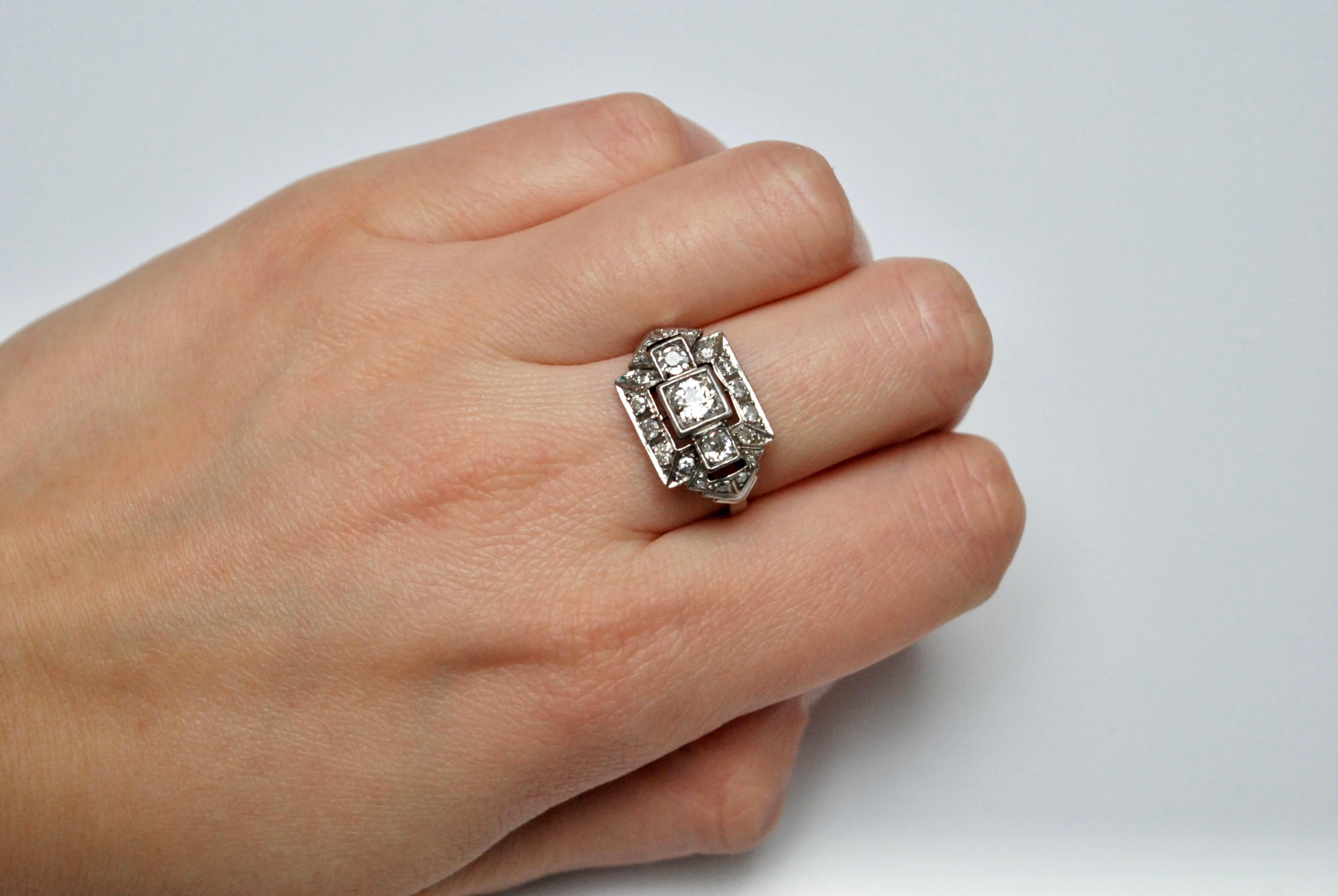 Anello rettangolare con cluster di diamanti europei Old Mine, inizio XX secolo In condizioni ottime in vendita a London, GB