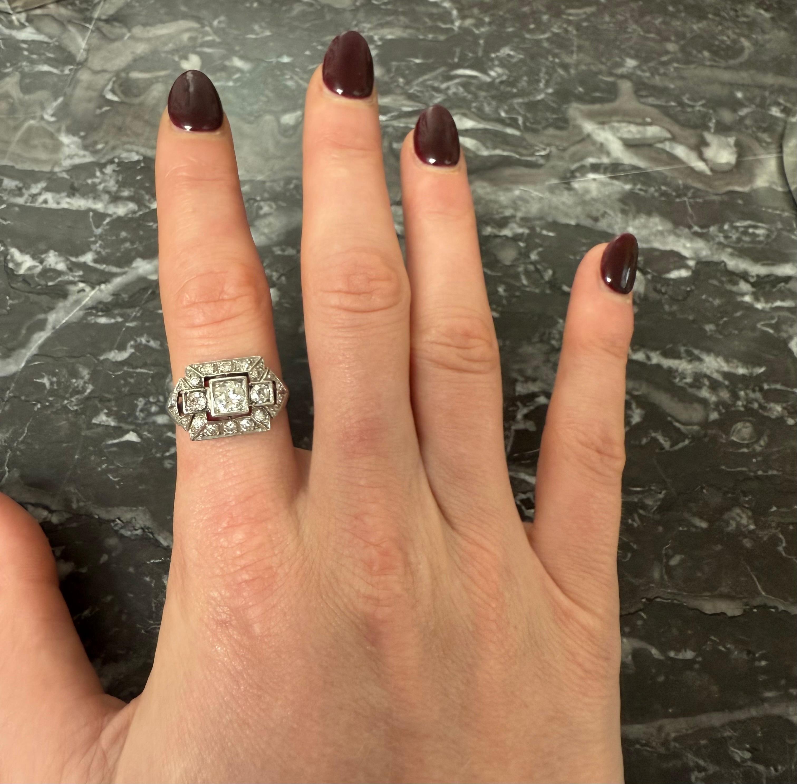 Anello rettangolare con cluster di diamanti europei Old Mine, inizio XX secolo In condizioni ottime in vendita a London, GB