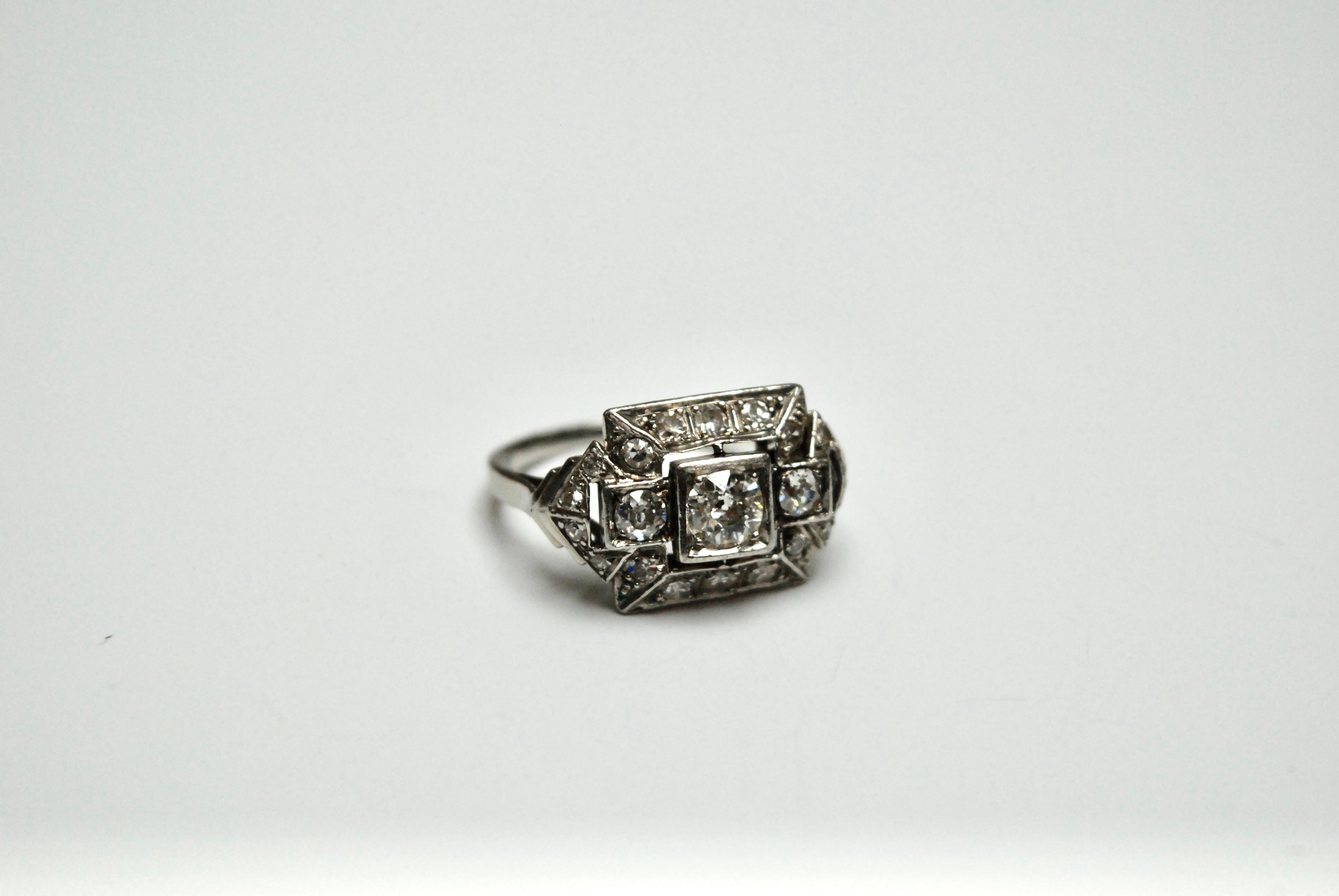 Anello rettangolare con cluster di diamanti europei Old Mine, inizio XX secolo in vendita 1
