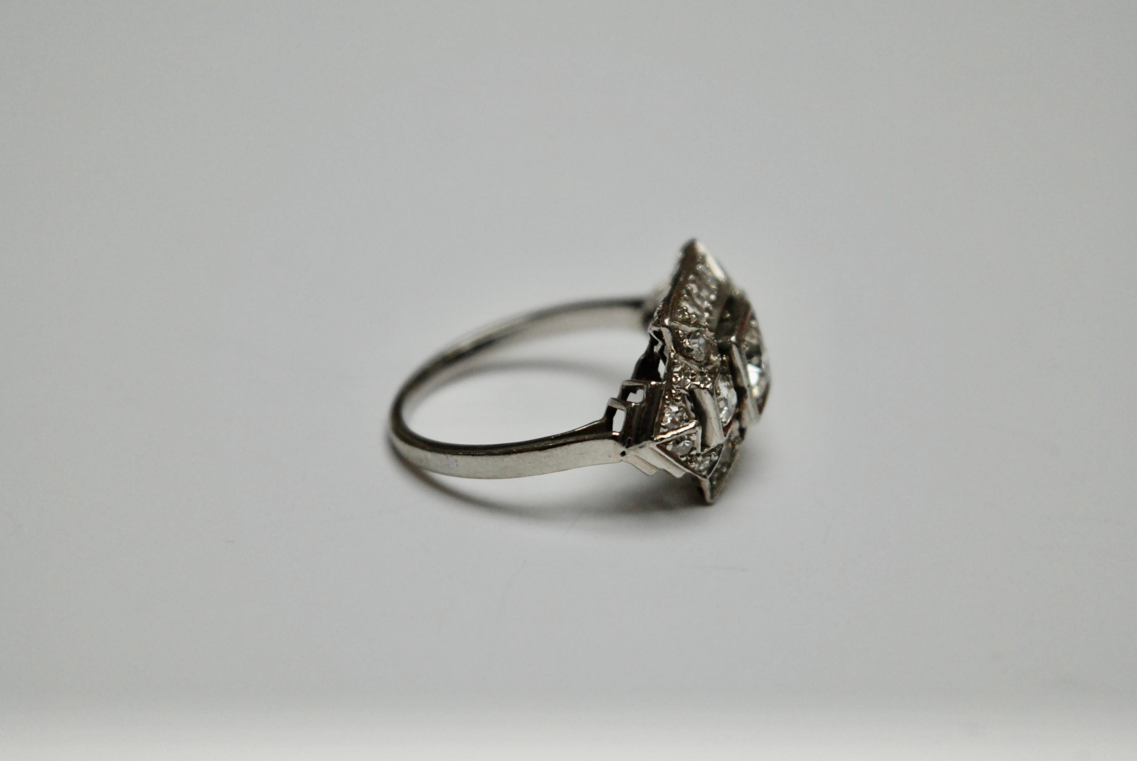 Anello rettangolare con cluster di diamanti europei Old Mine, inizio XX secolo in vendita 2