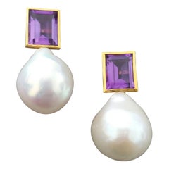 Clous d'oreilles rectangulaires en or jaune 14 carats avec perles baroques blanches et améthyste facettée