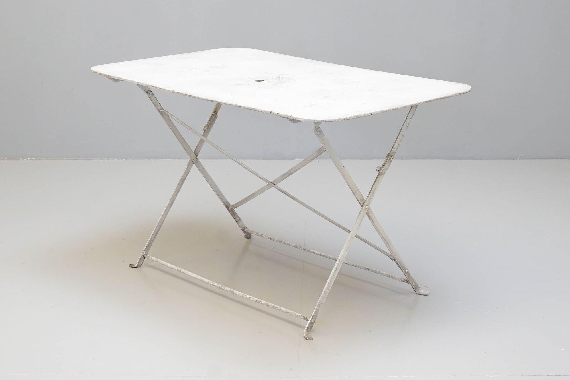 Table de jardin rectangulaire en acier peint en blanc du début du 20e siècle sur base pliante.

France 1930 circa

H 70cm x L 118cm x P 69cm

Veuillez nous contacter avant l'achat pour obtenir un devis d'expédition précis, merci.