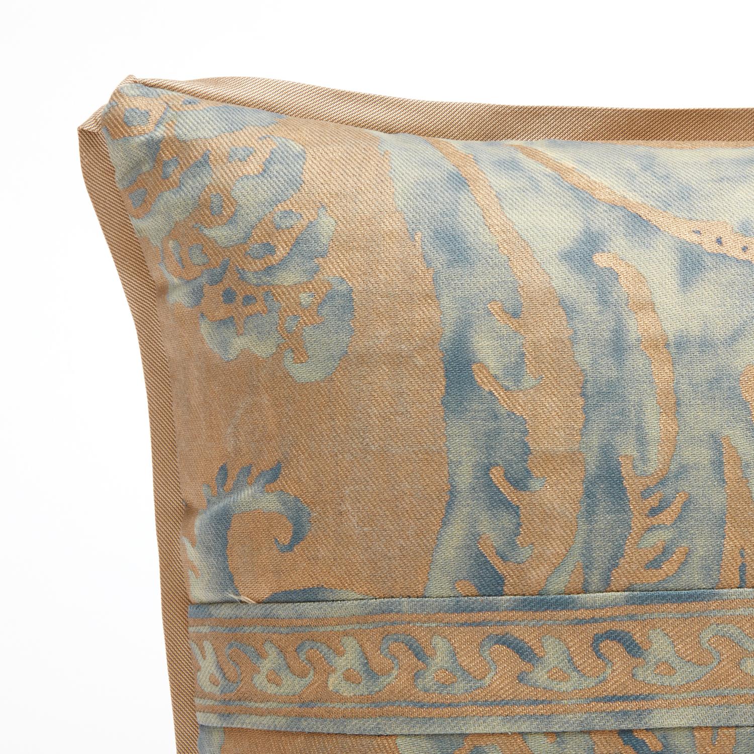 Rectangular Fortuny Fabric Cushion in the Glicine Pattern In New Condition In New York, NY