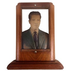 Fotoescultura rectangulaire d'un homme en costume gris et cravate violette