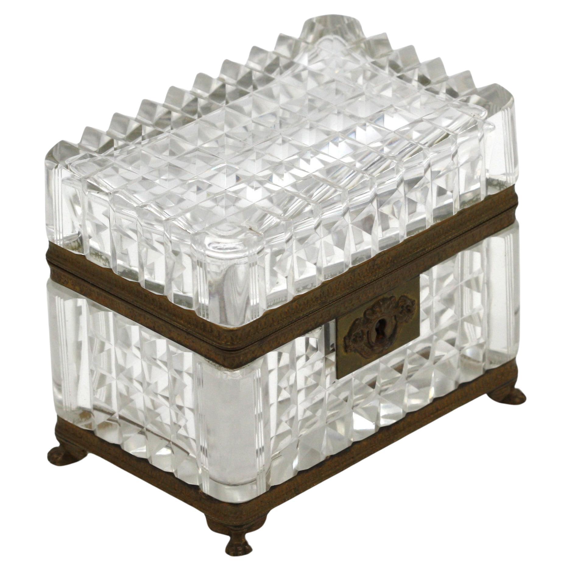 Caja rectangular de cristal tallado montado a la francesa