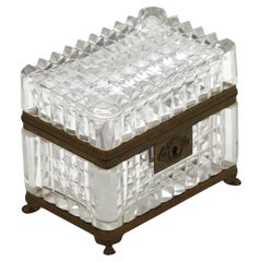 Caja rectangular de cristal tallado montado a la francesa